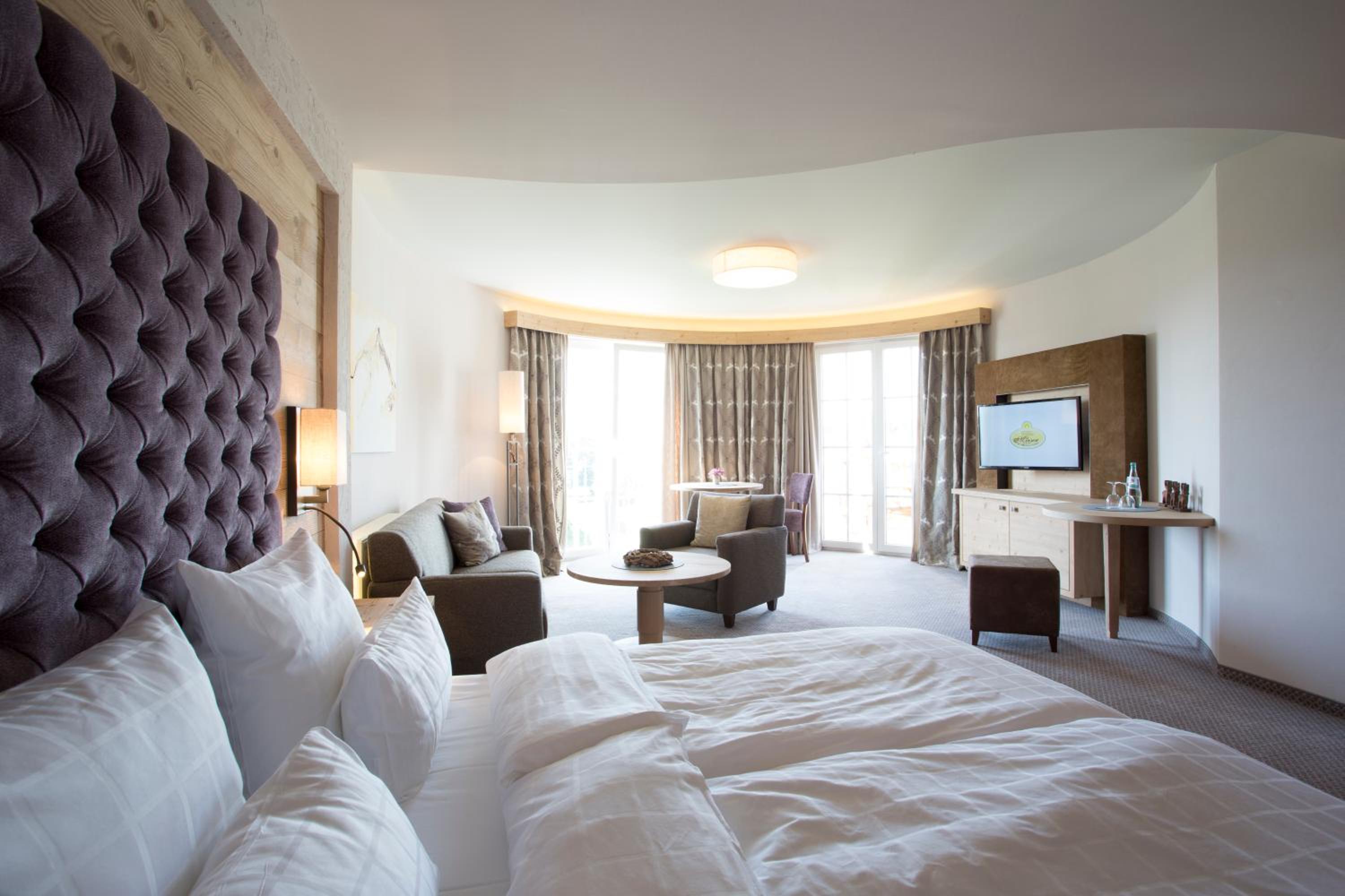 Junior Suite Deluxe with Balcony photo 3