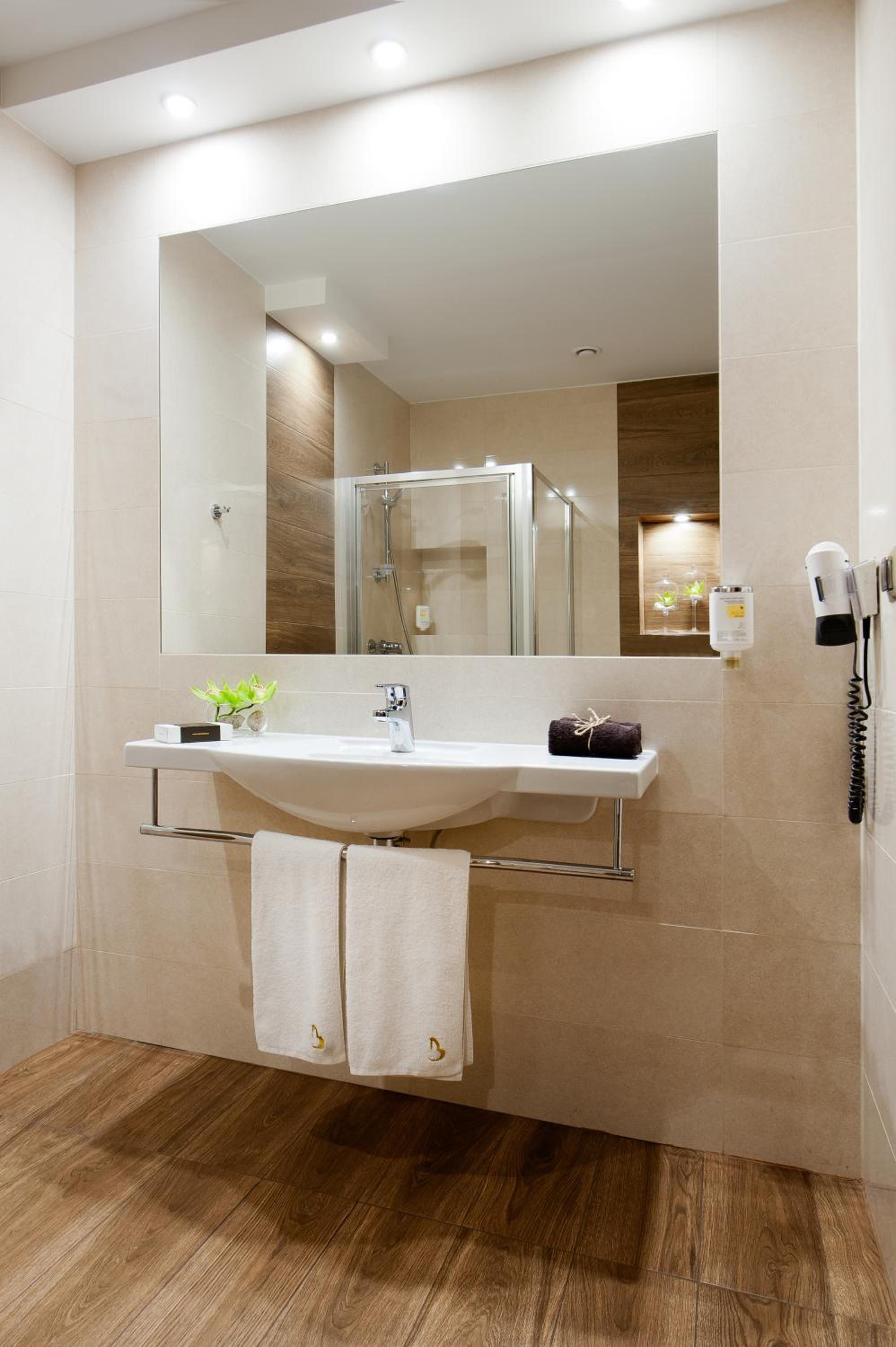 Double Room with access to Tropical Pools photo 3