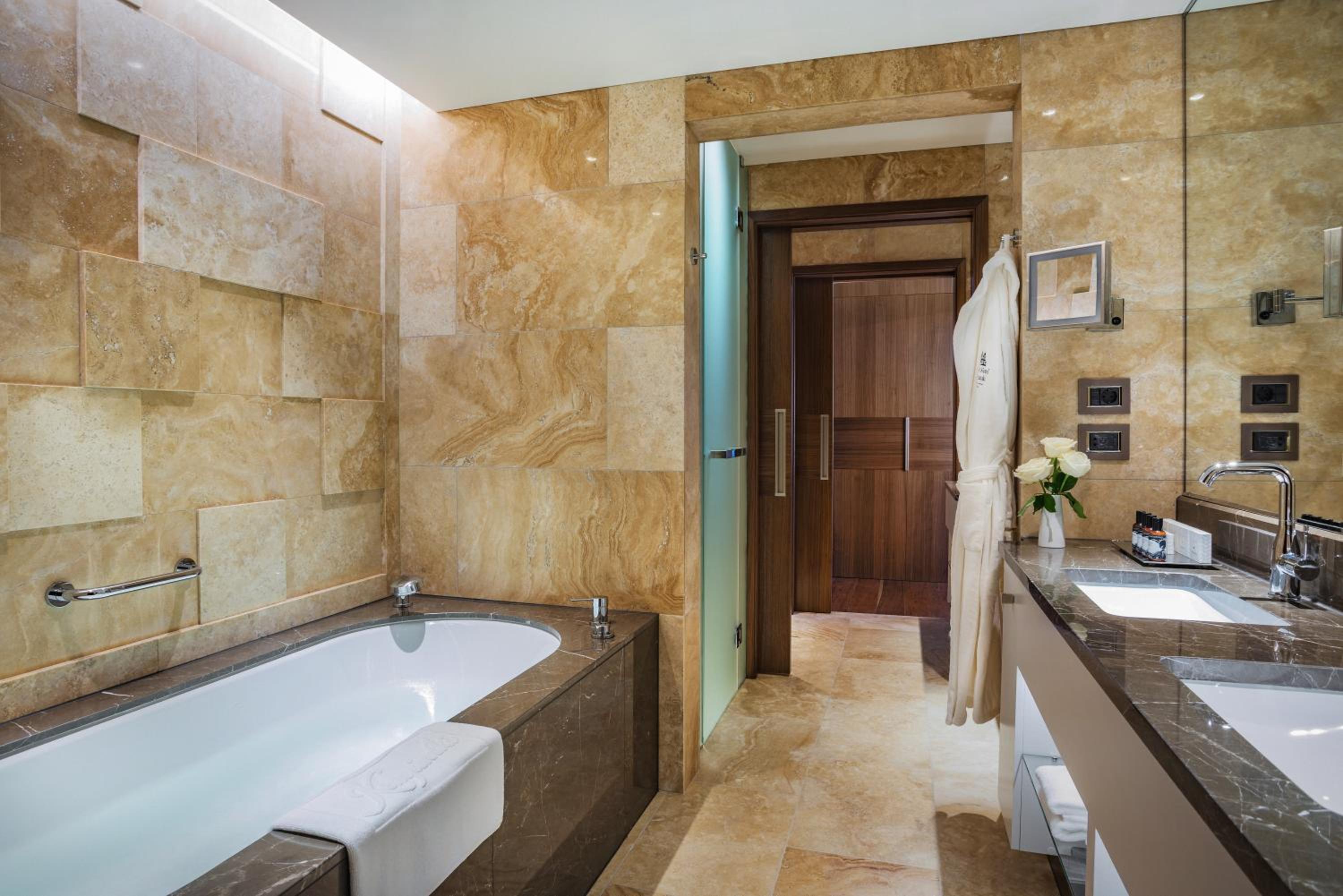 Deluxe Suite with Park View - Photo 15