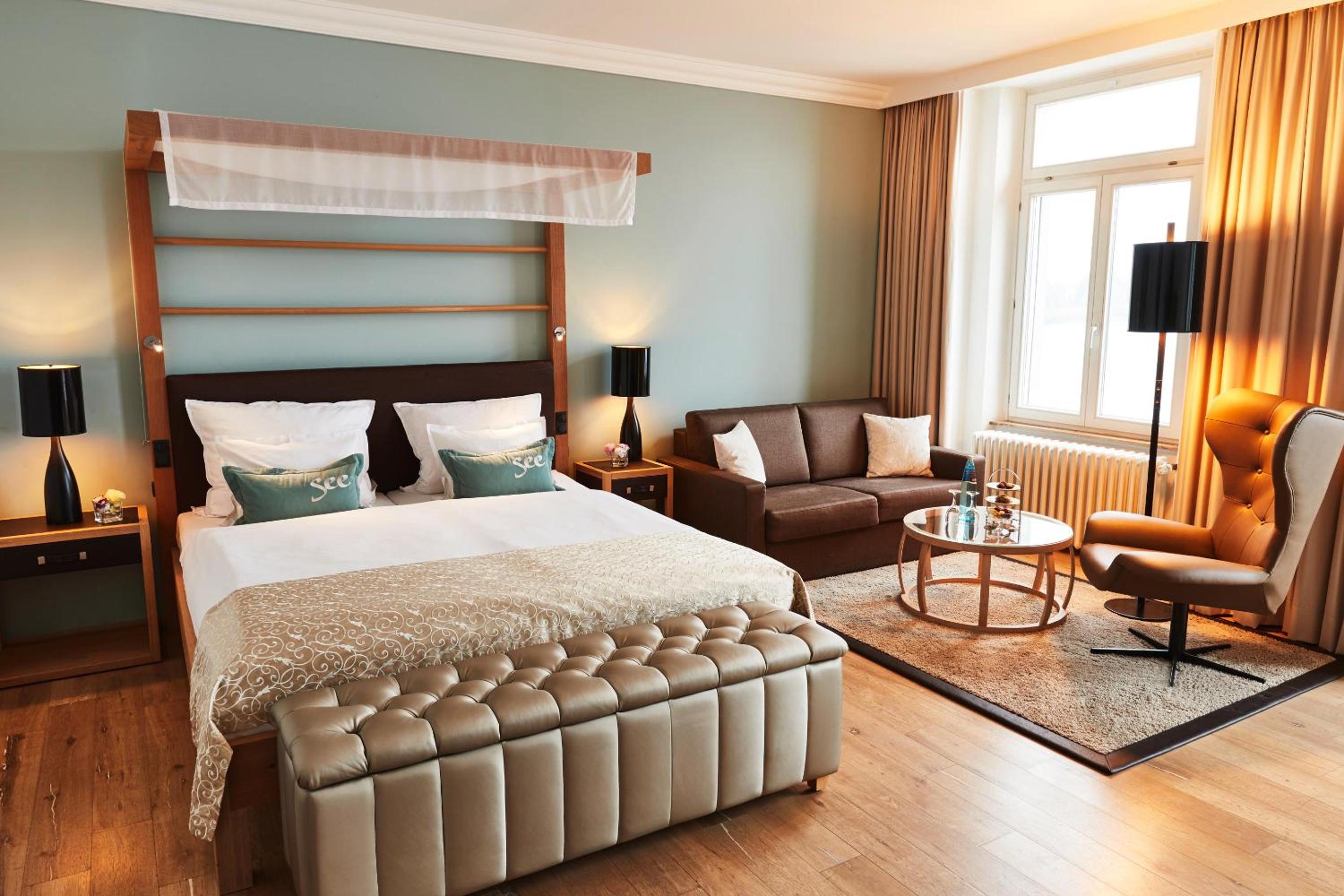 Deluxe Room with Lake View - Photo 3