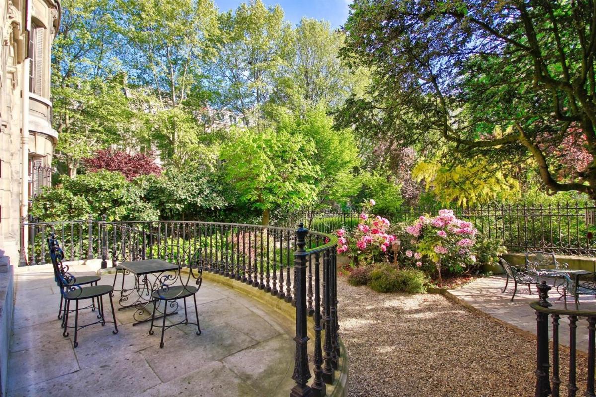 Apartment with Garden View