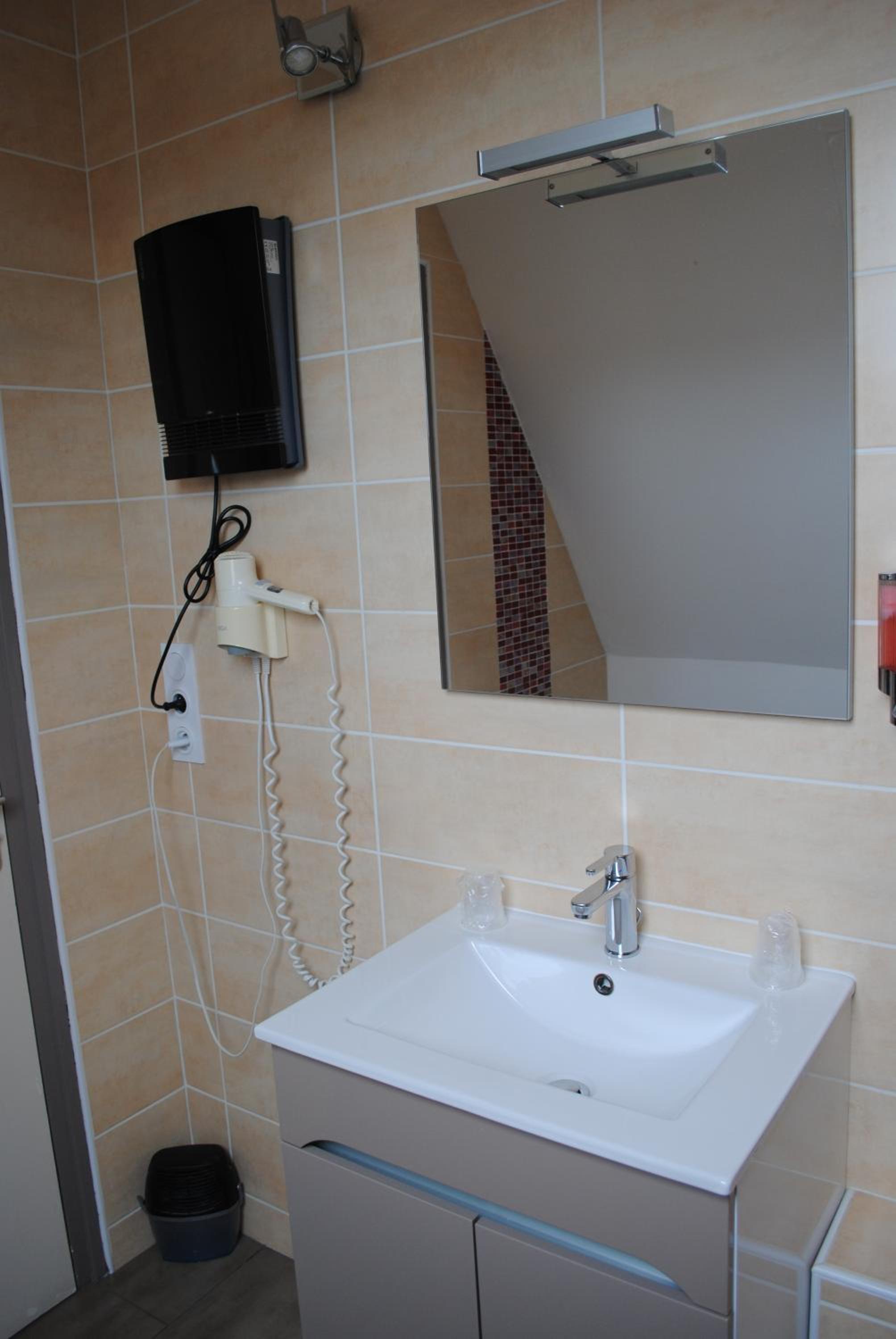 Superior Double Room - Port View - Photo 7