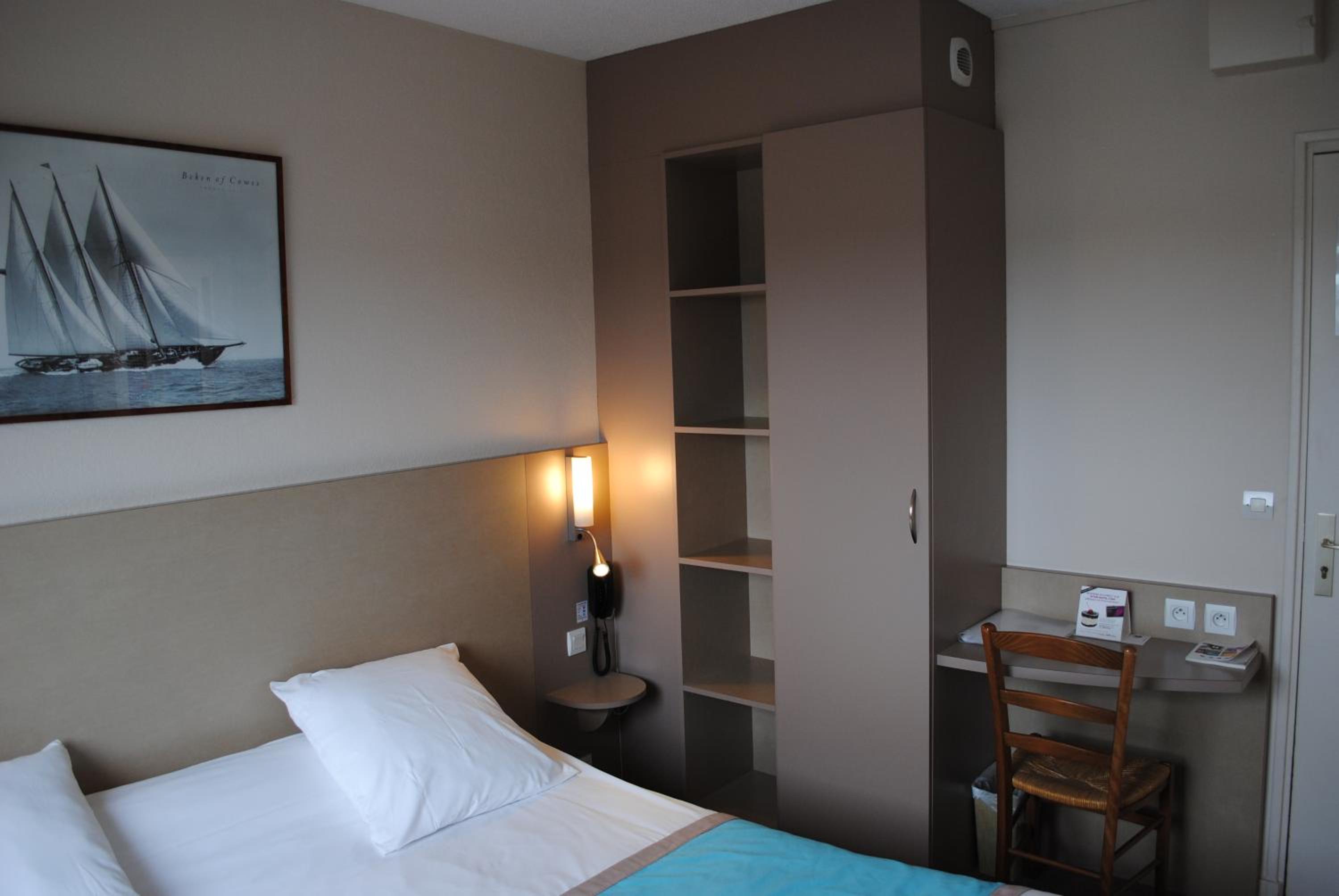Superior Double Room - Port View - Photo 10