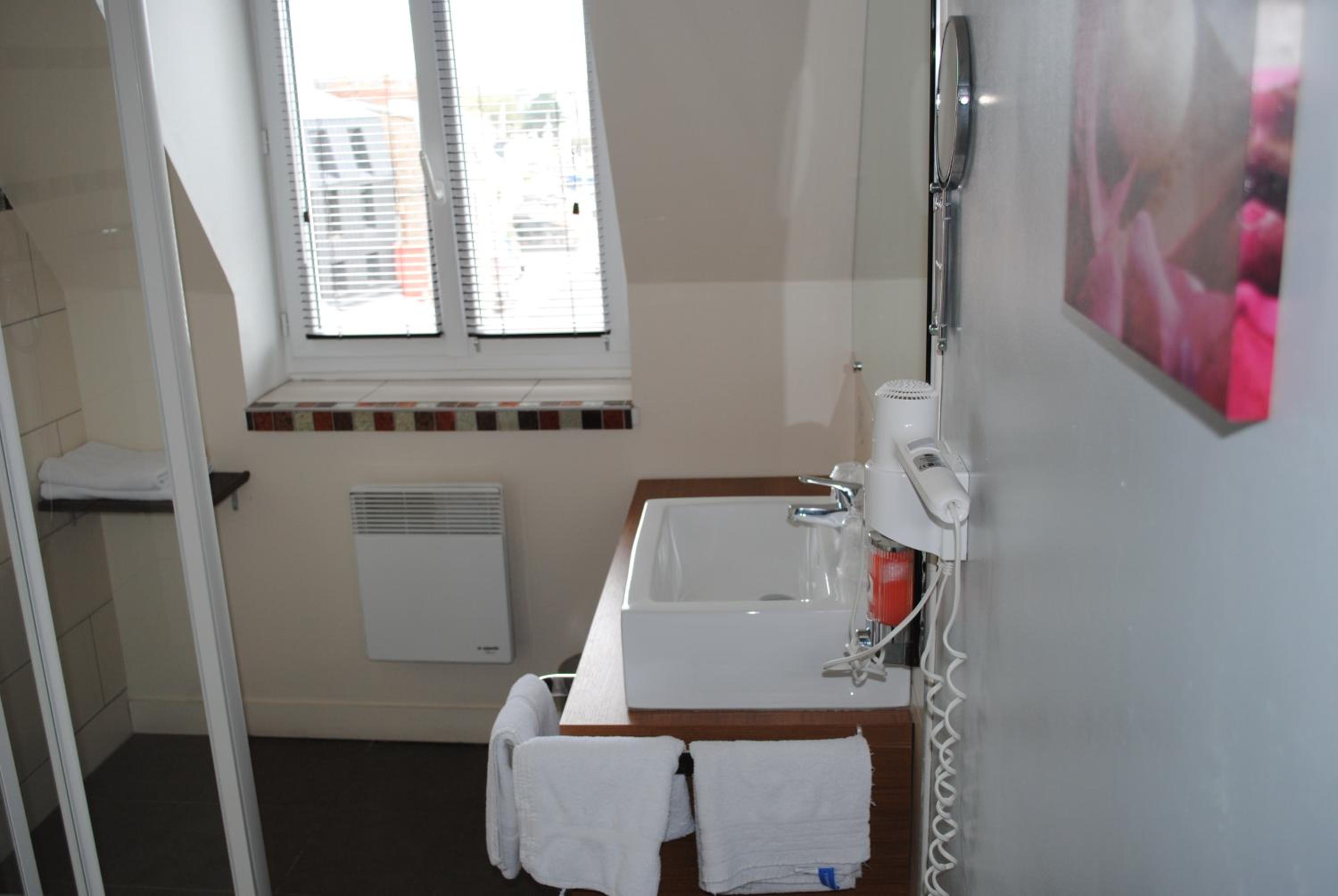 Superior Double Room - Port View - Photo 3