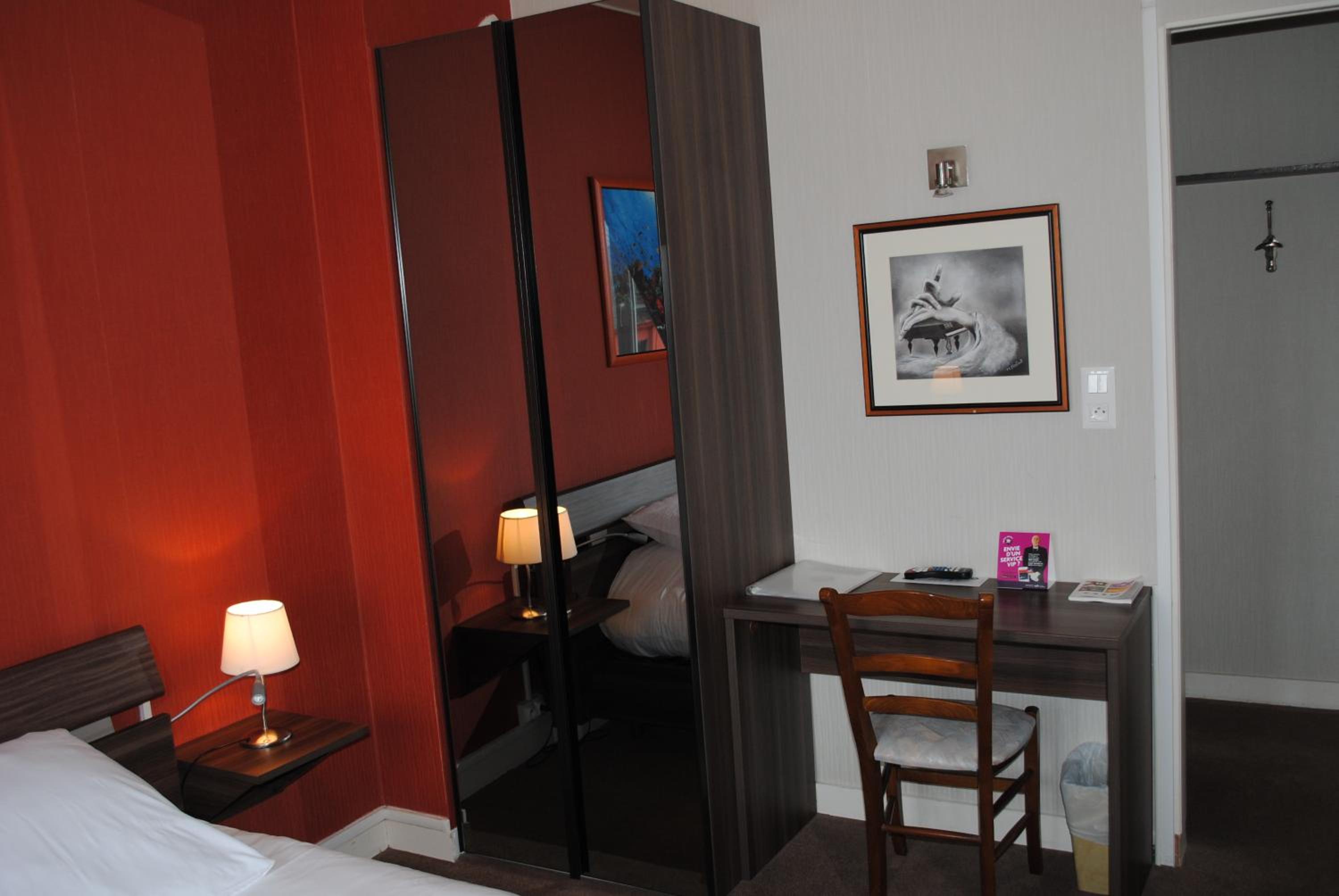 Superior Double Room - Port View - Photo 4