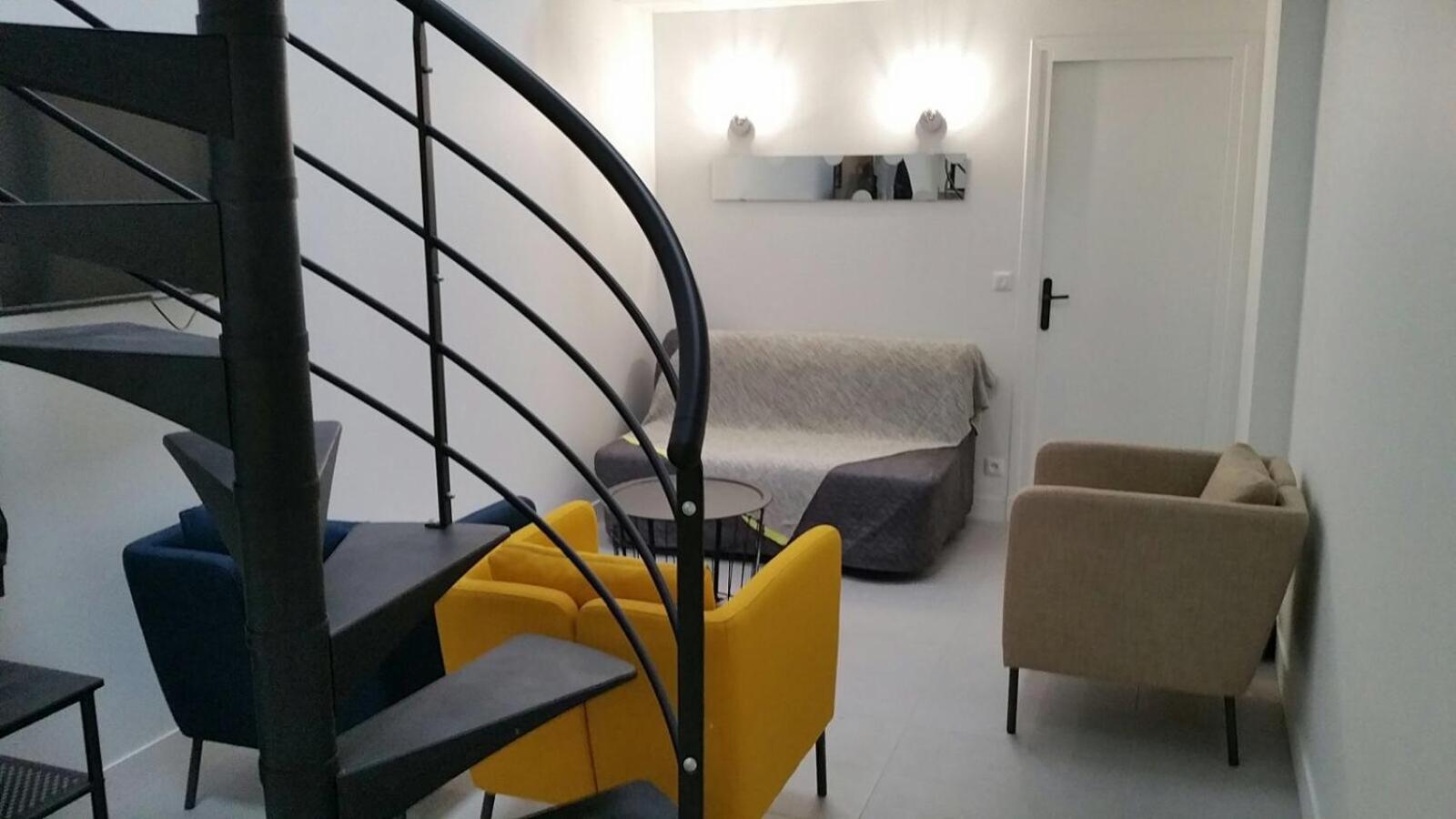 Apartment - Split Level - Photo 1