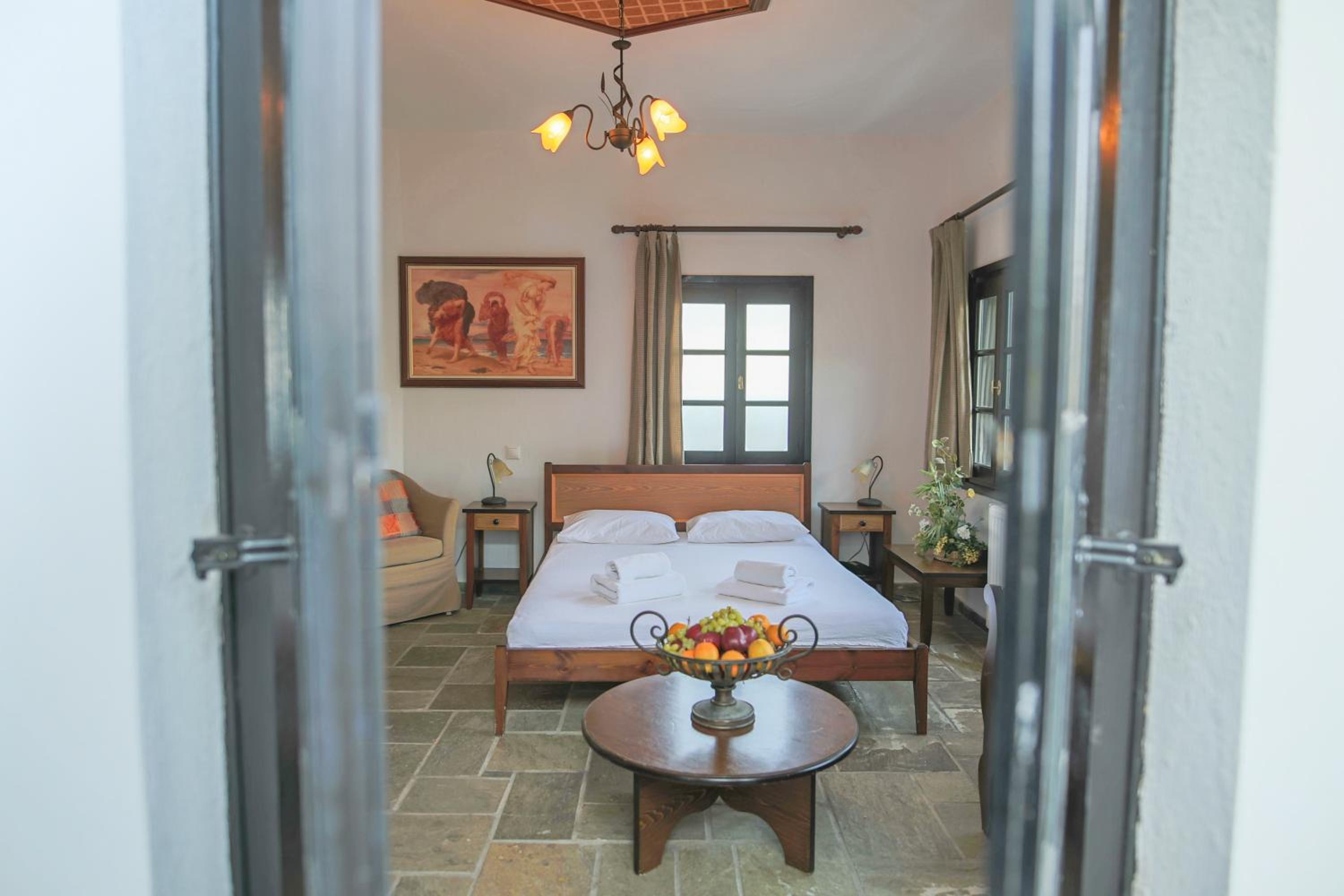 Economy Family Room with Garden View
