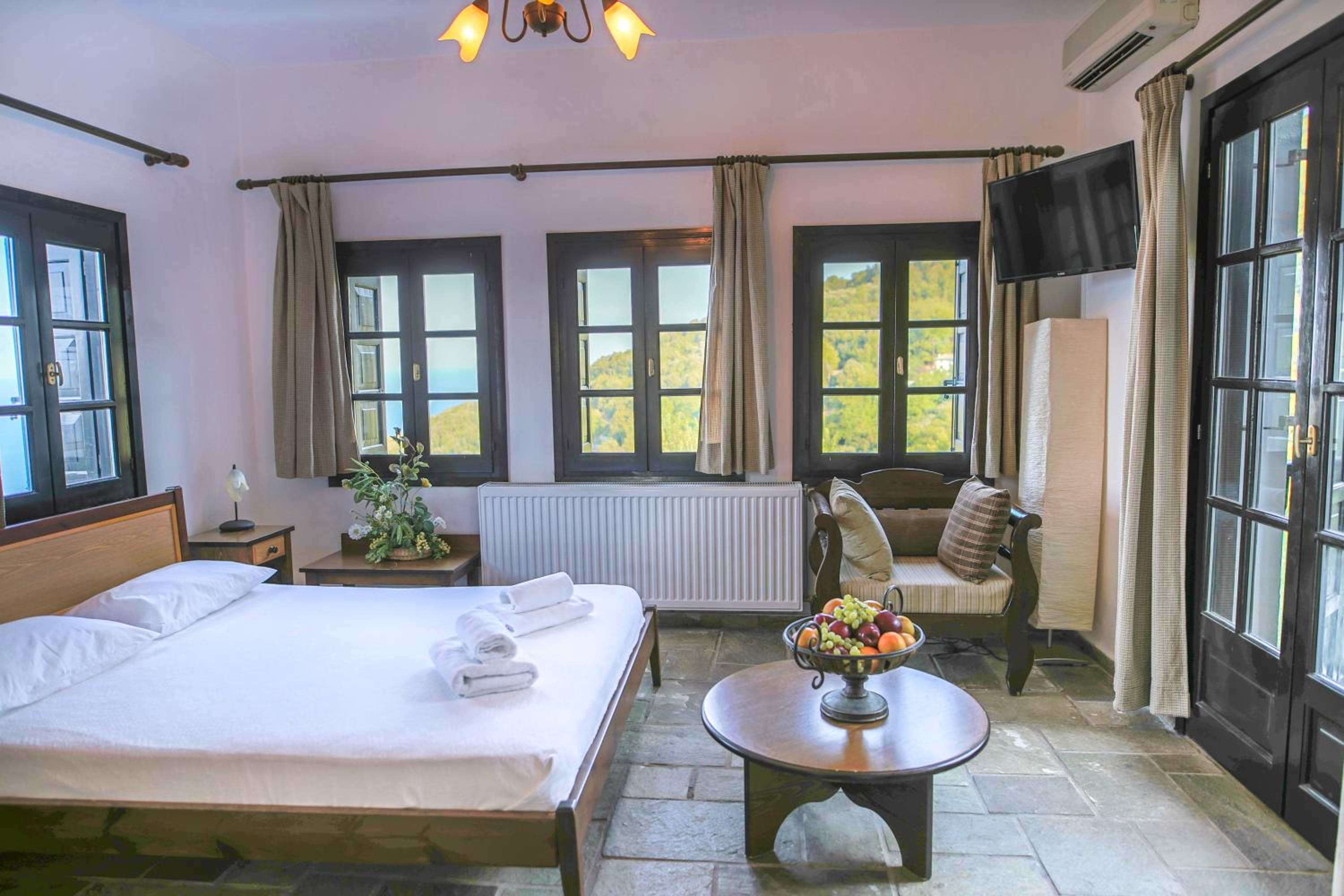 One-Bedroom Apartment - Photo 2