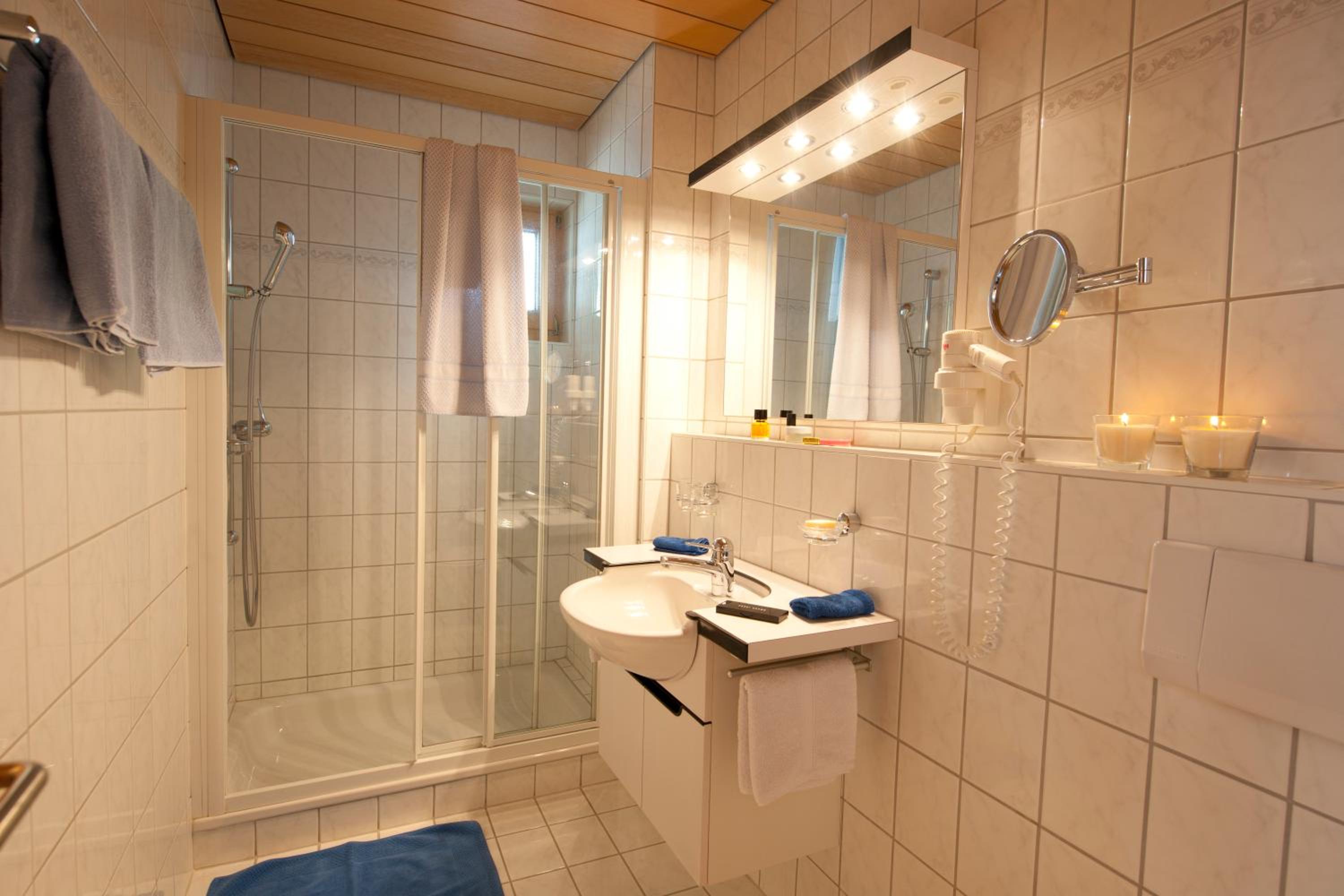 Double Room with Balcony - Photo 10