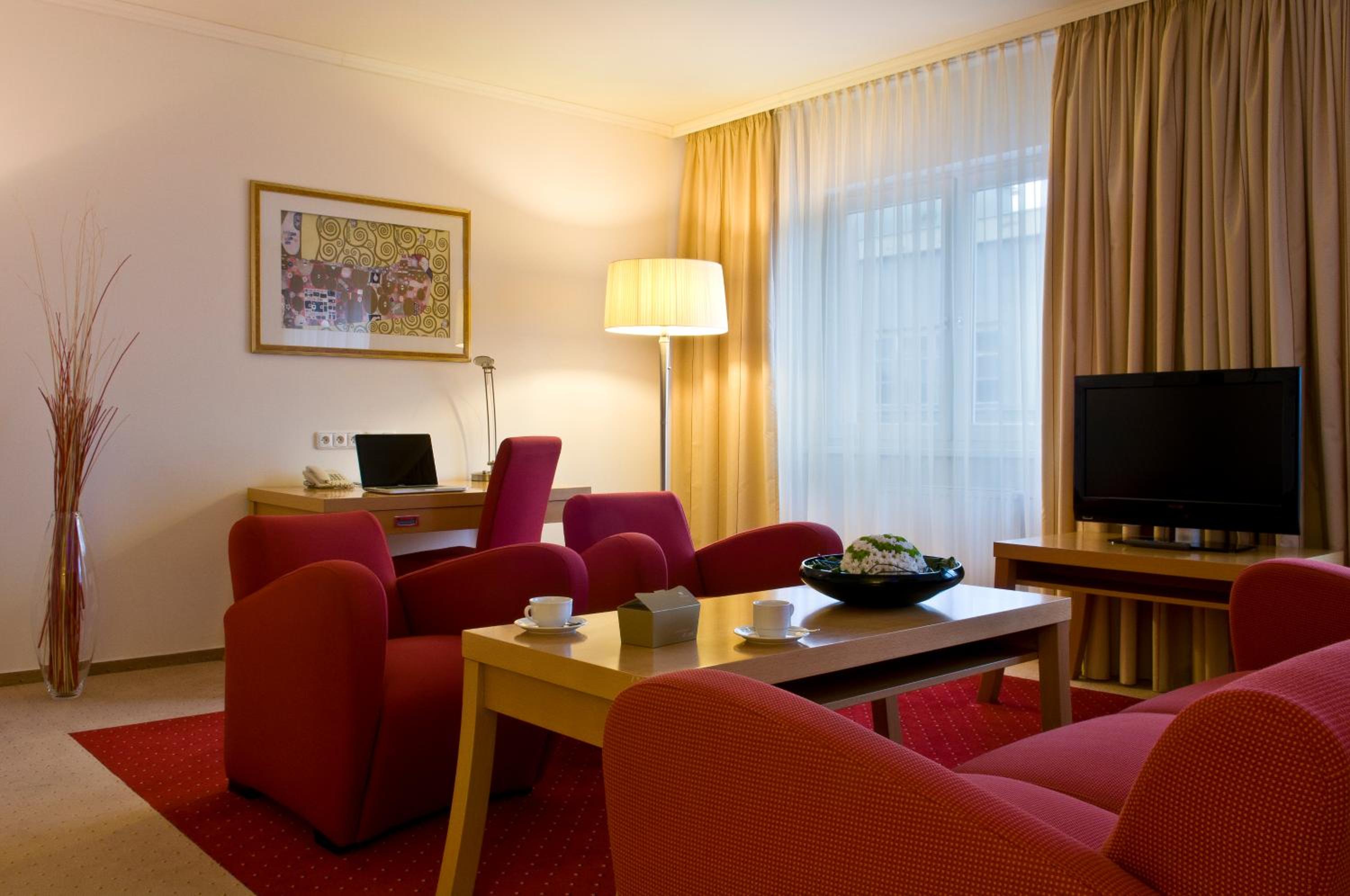 Suite - Photo 3