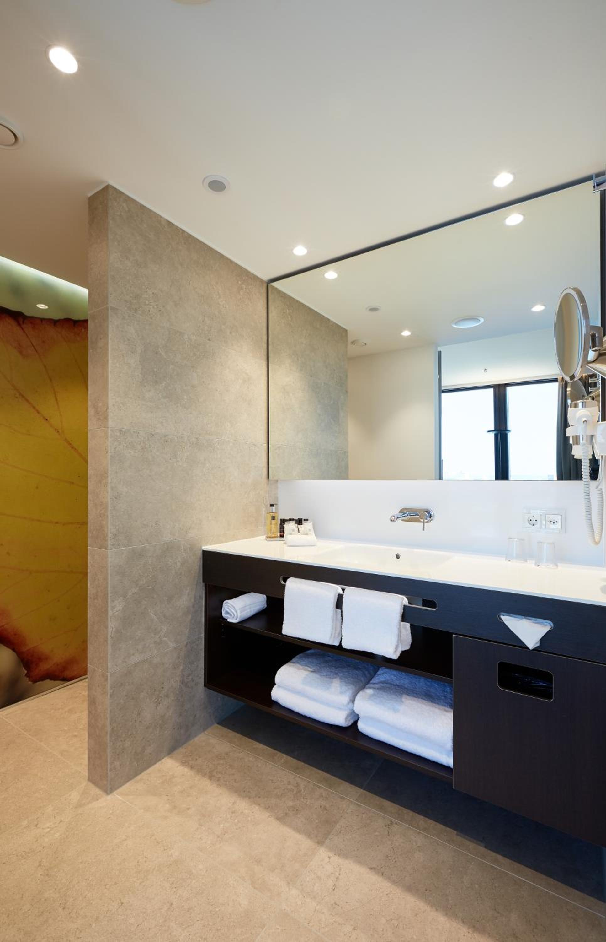 Suite - Photo 3