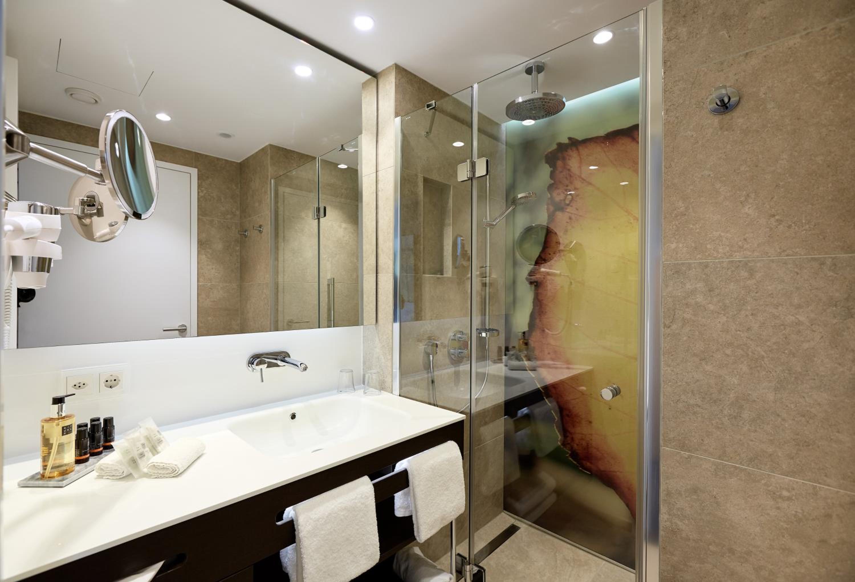 Comfort Queen Room - Photo 4