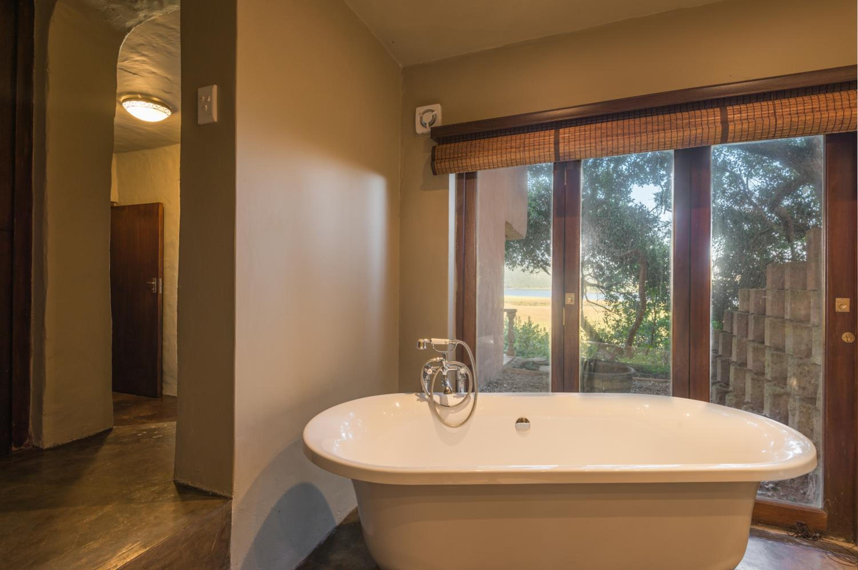 Queen Room with Lake View - Photo 12
