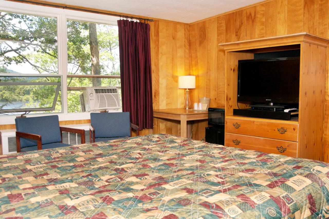 Queen Room with Two Queen Beds - Photo 2