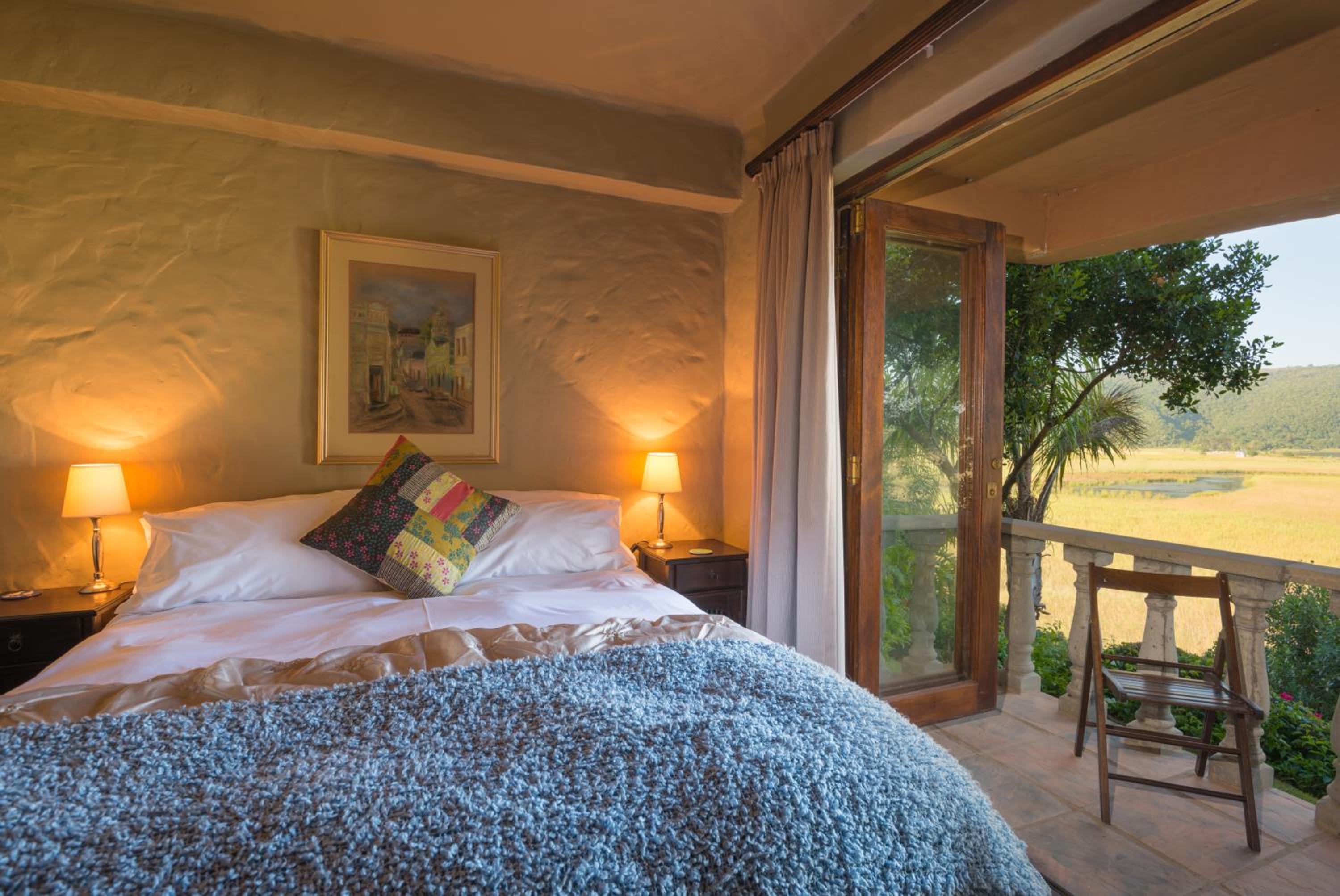 Queen Room with Lake View - Photo 5