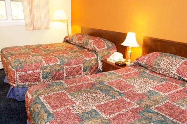 Queen Room with Two Queen Beds - Photo 6