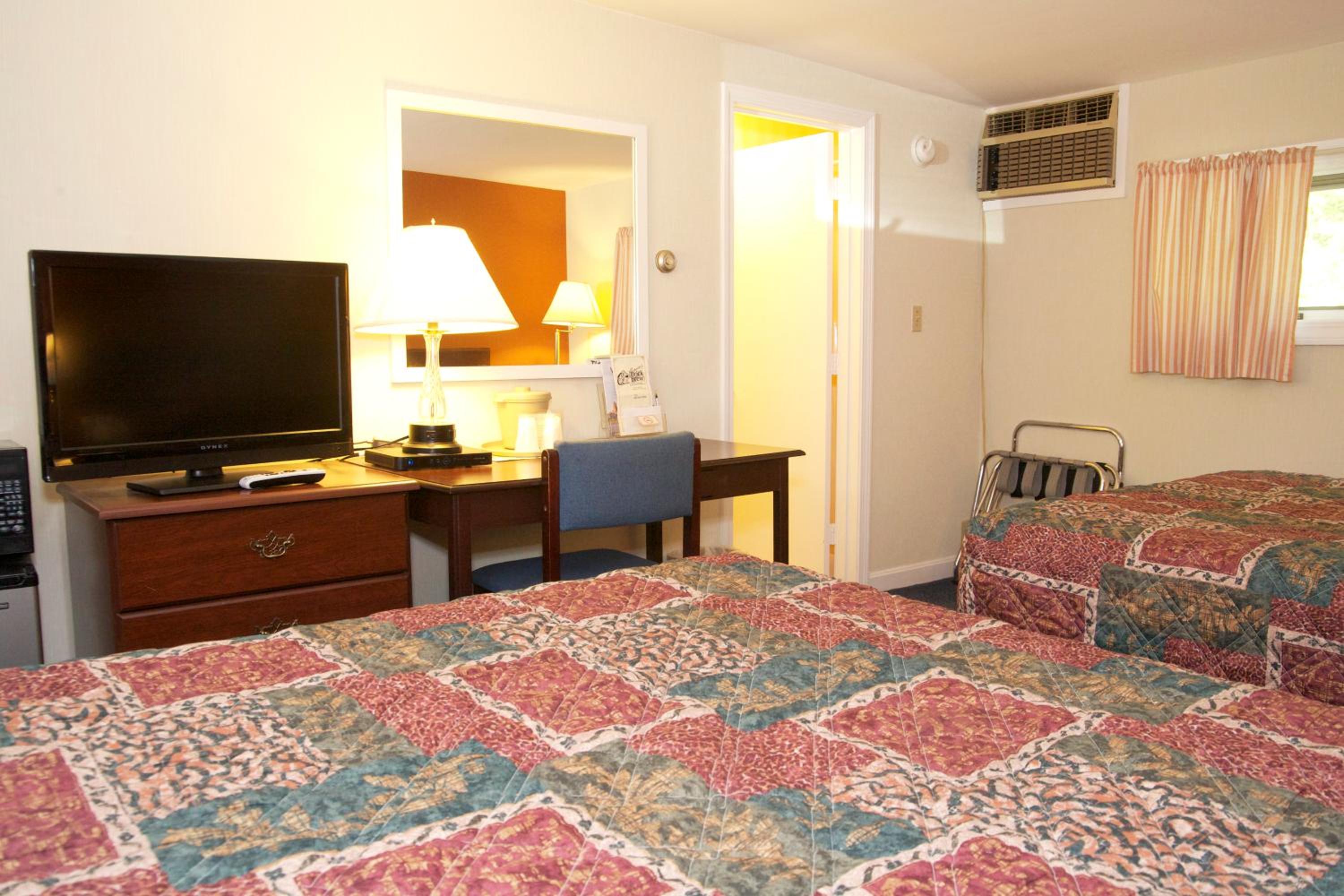Queen Room with Two Queen Beds - Photo 7