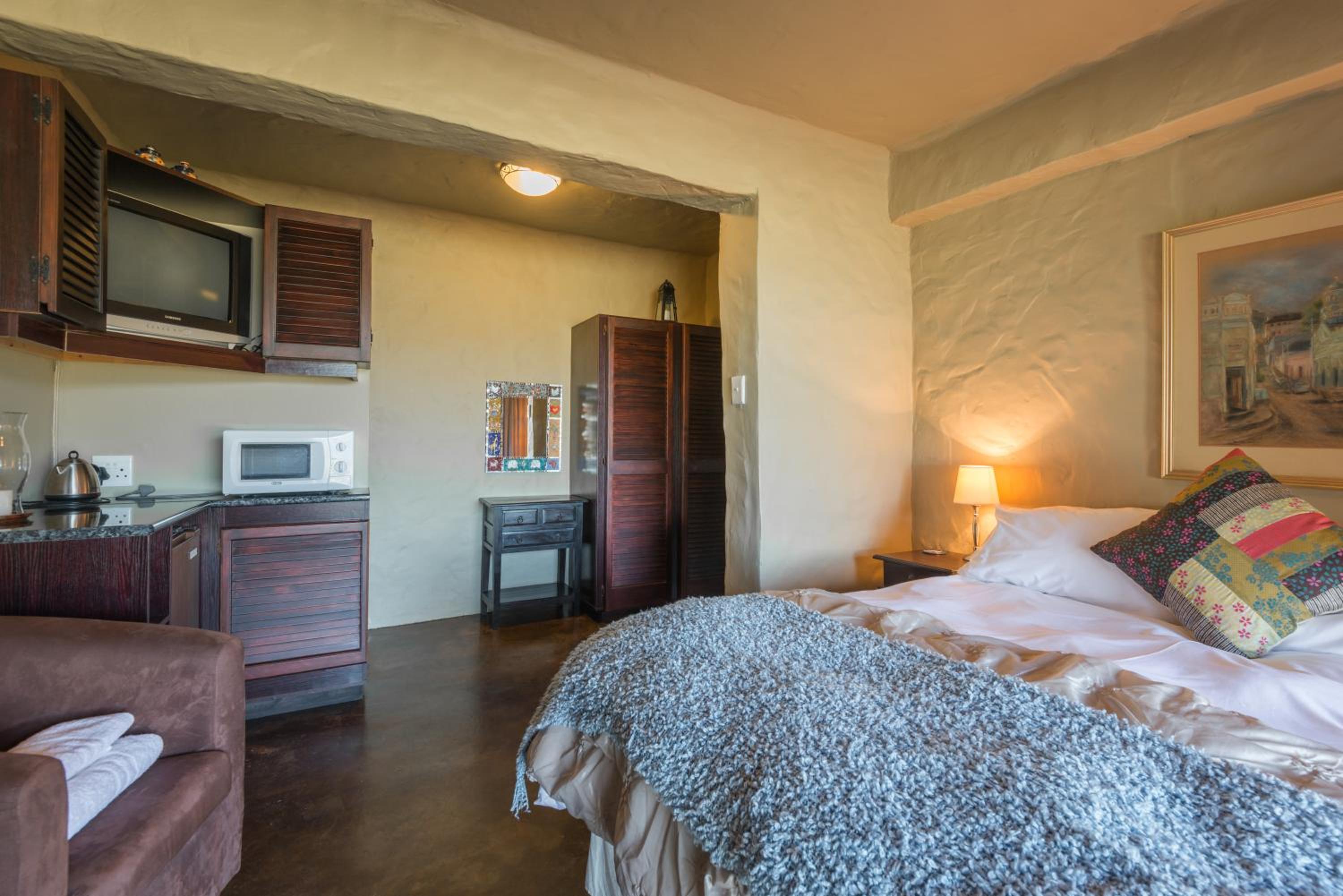 Queen Room with Lake View - Photo 6