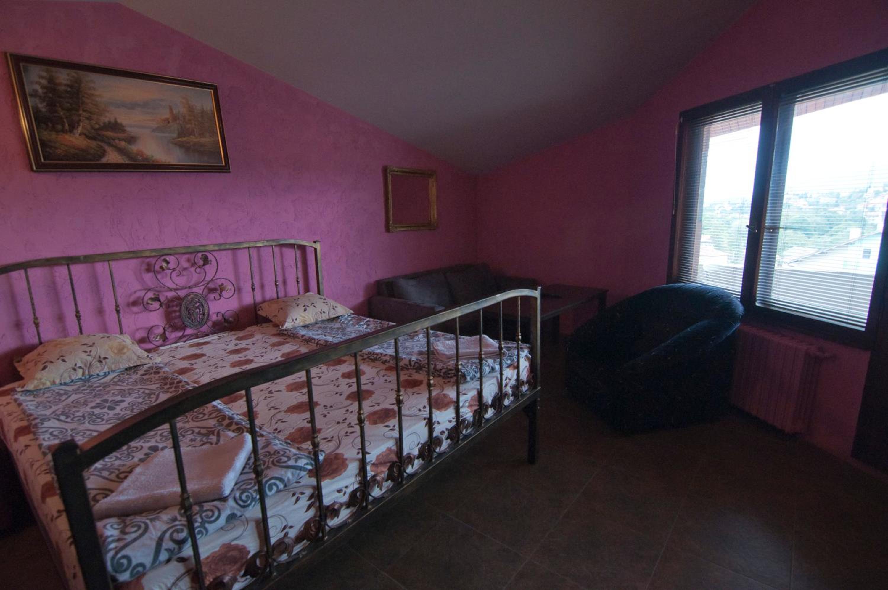 Large Double Room - Photo 2