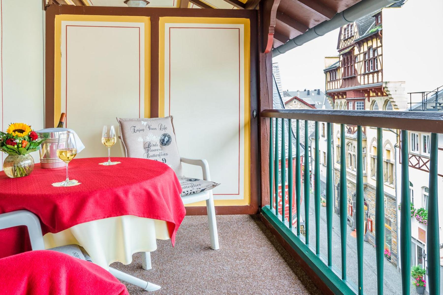 Classic Double Room with Balcony - Photo 5