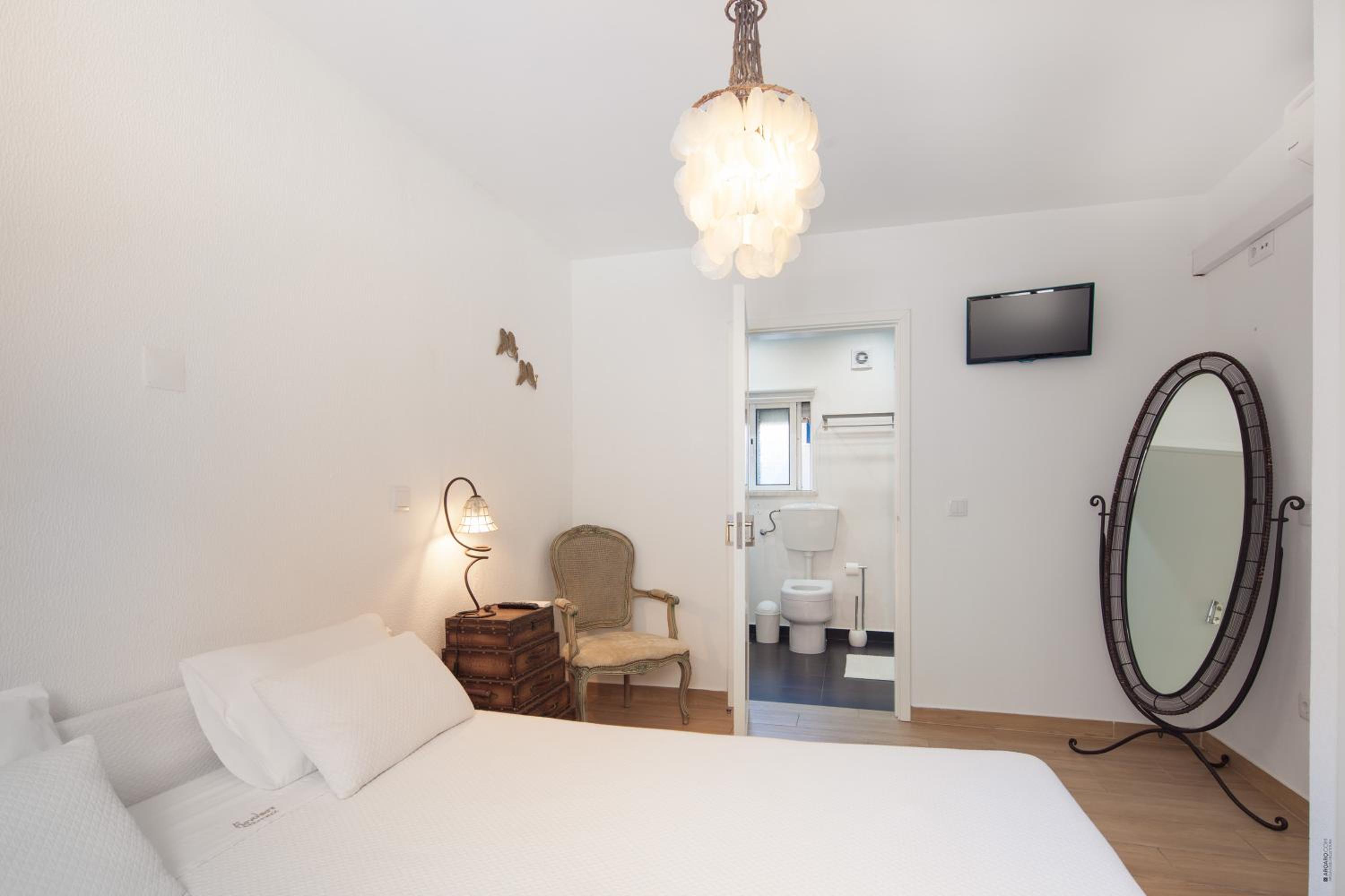 Deluxe Suite - Photo 9