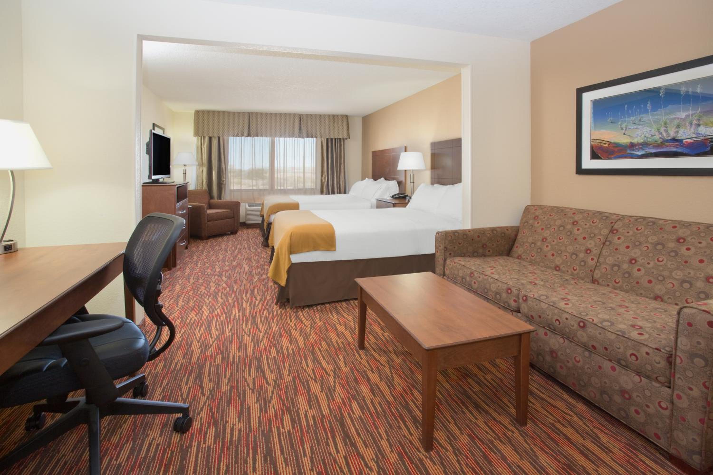 Queen Suite with Two Queen Beds and Sofa Bed - Photo 2