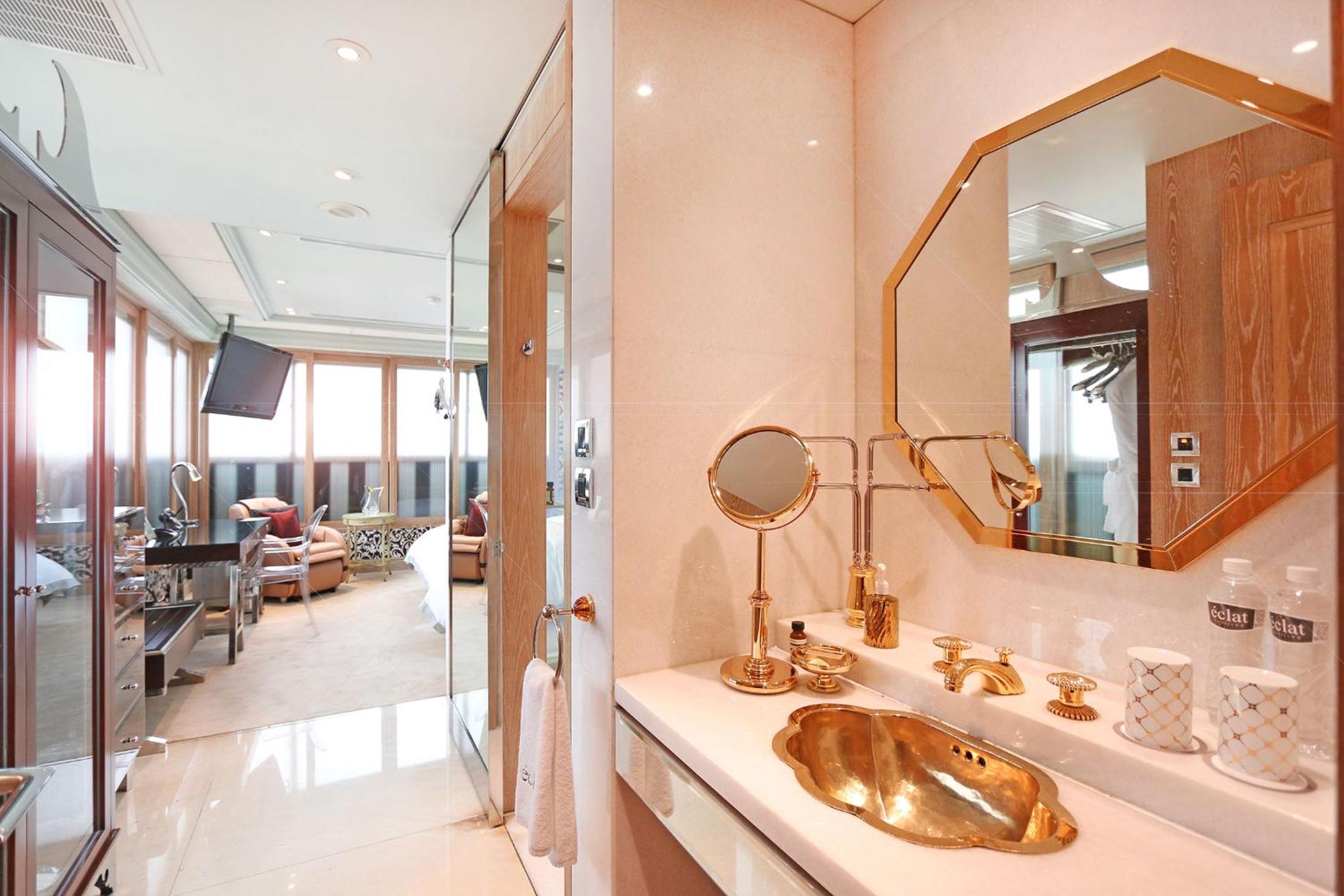 Suite with Spa Bath thumbnail 6