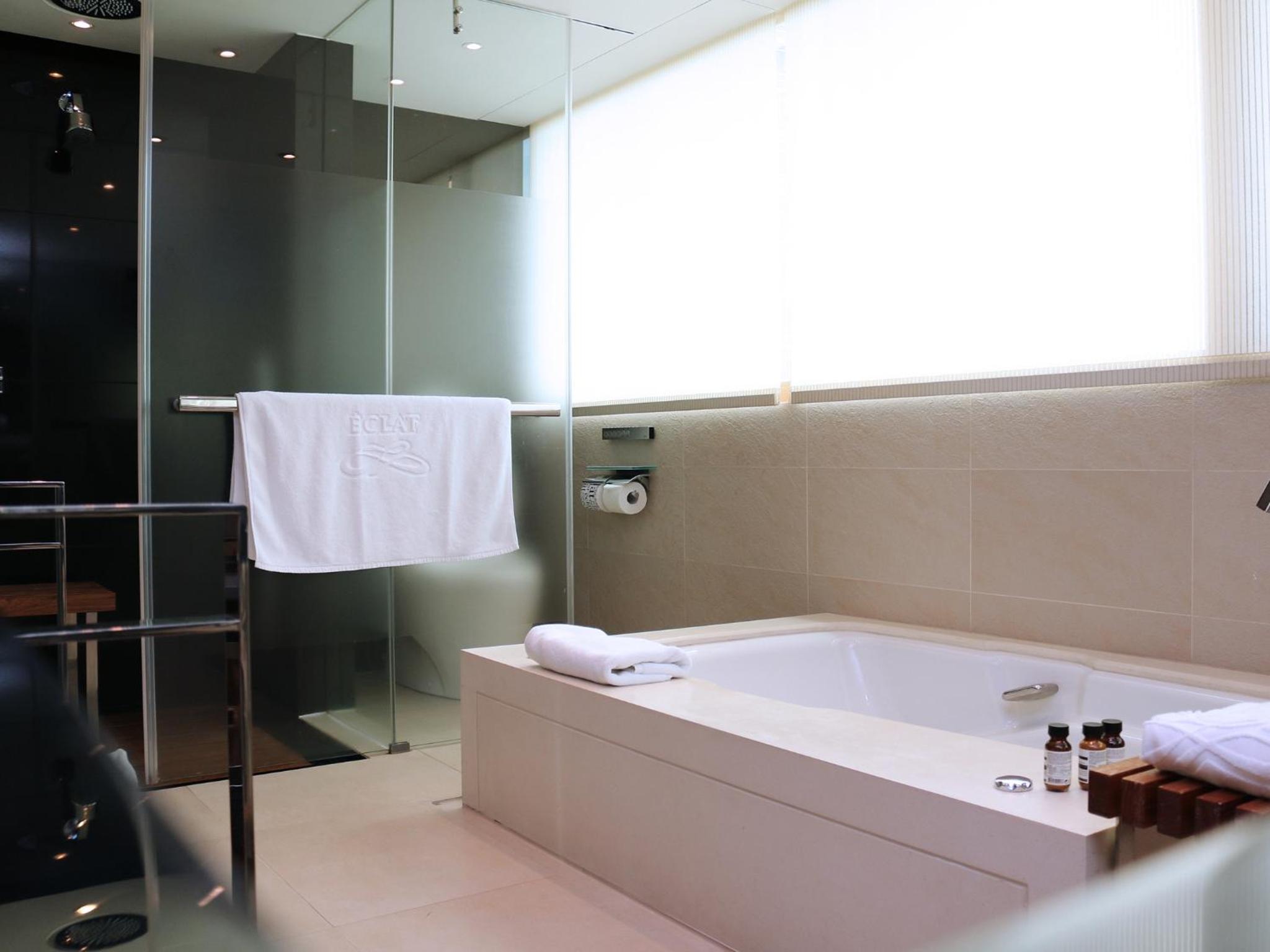 Premier King Room with Bath thumbnail 5