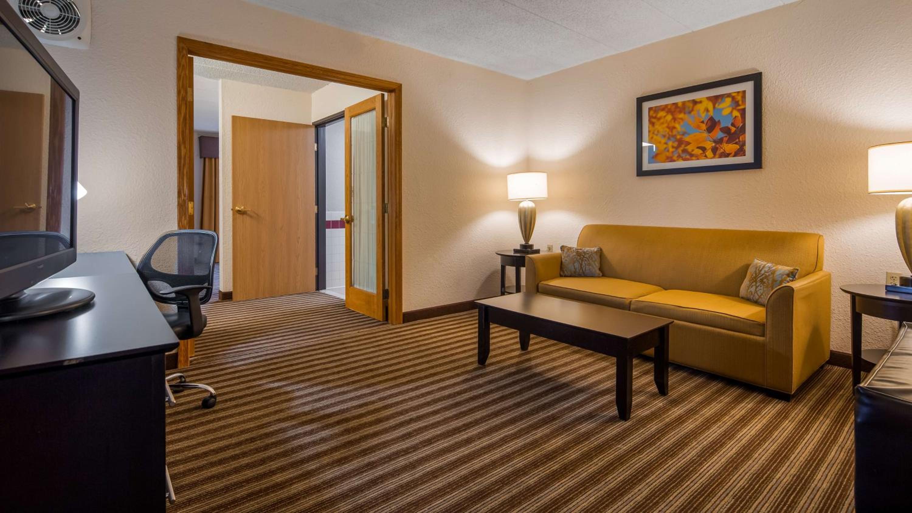 One-Bedroom King Suite with Sofa Bed - Non-Smoking - Photo 3