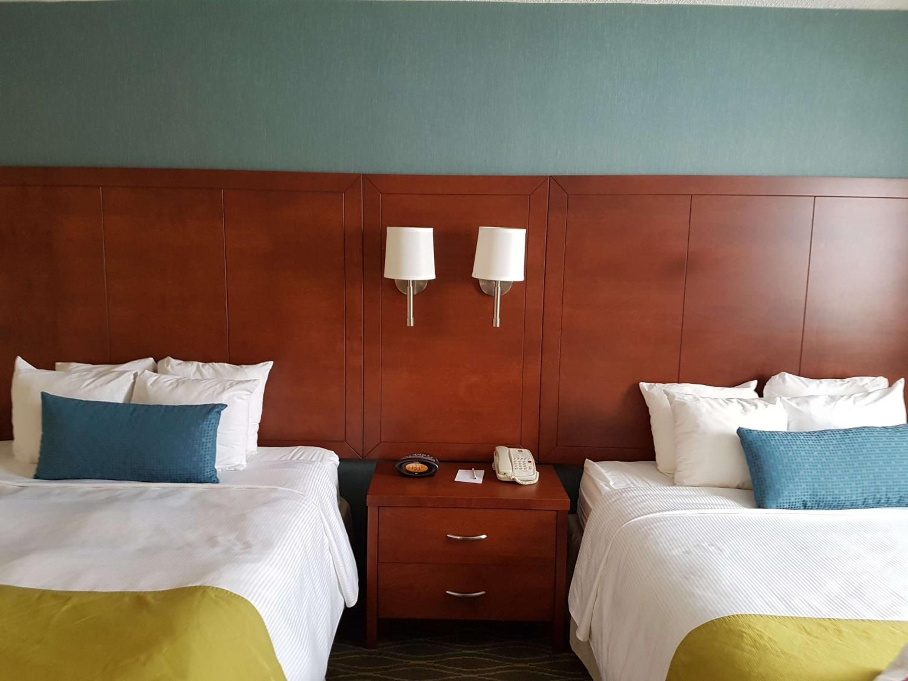 Queen Room with Two Queen Beds - Non-Smoking - Photo 3