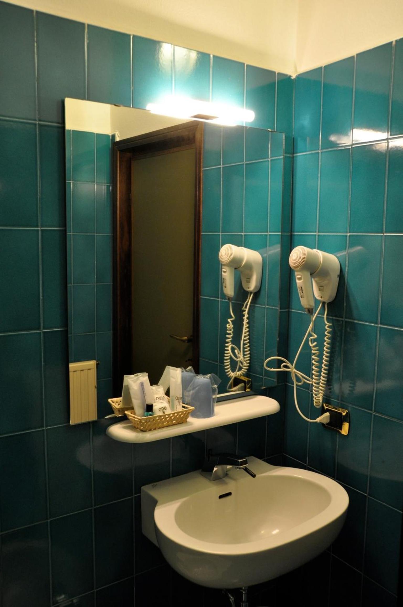 Twin Room - Photo 3