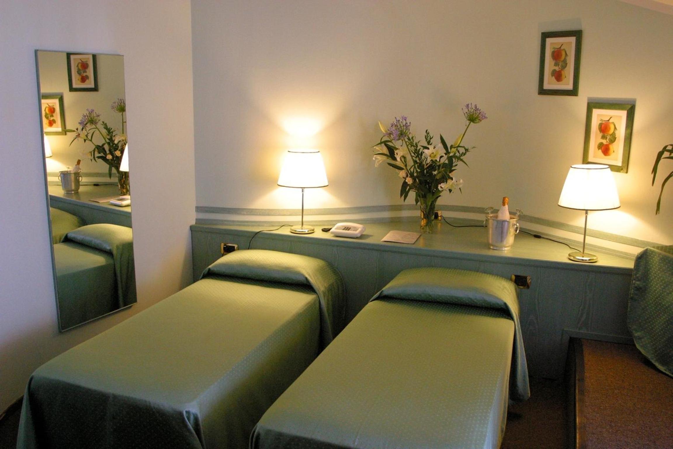 Twin Room - Photo 8