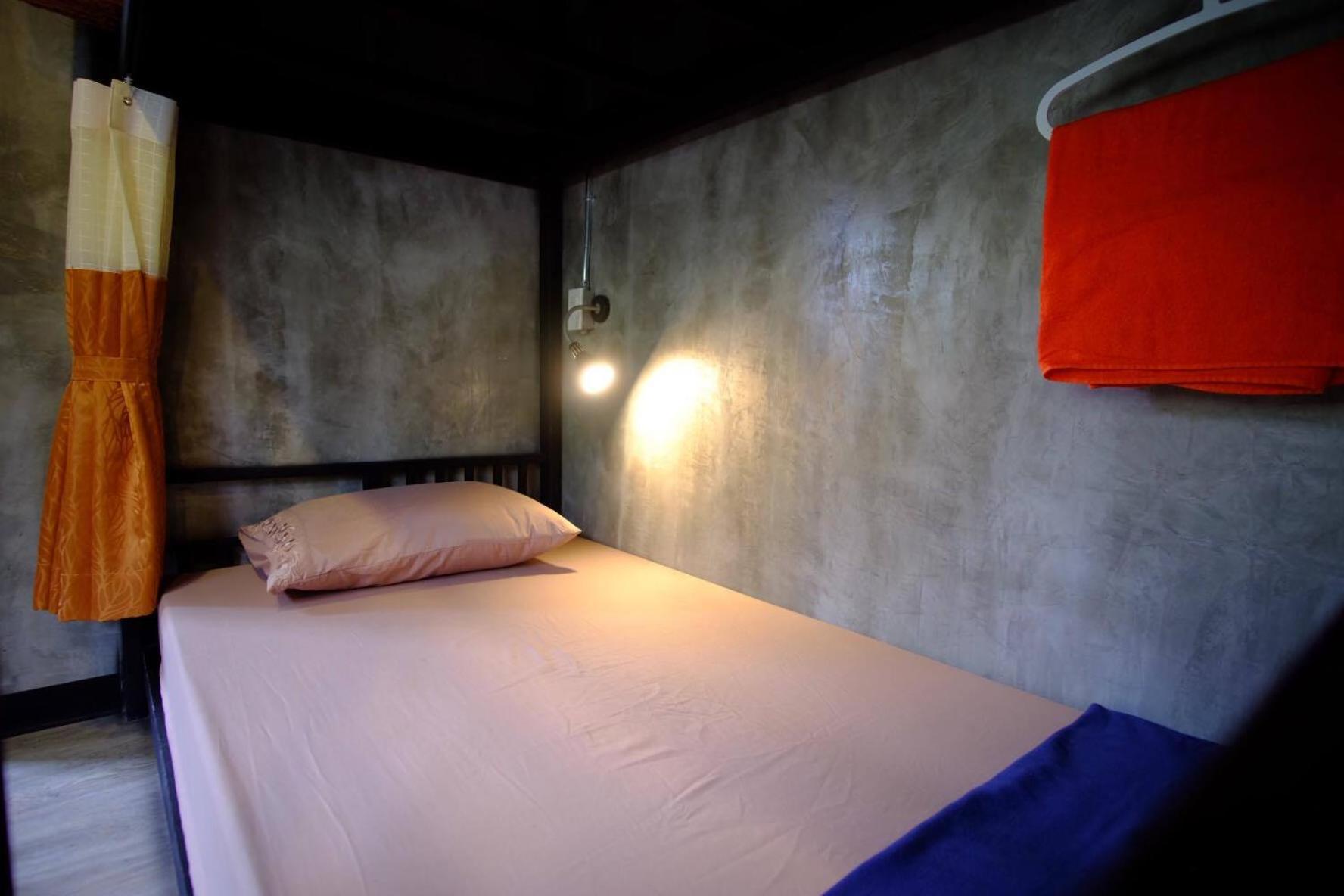 Bed in 6-Bed Male Dormitory Room photo 3