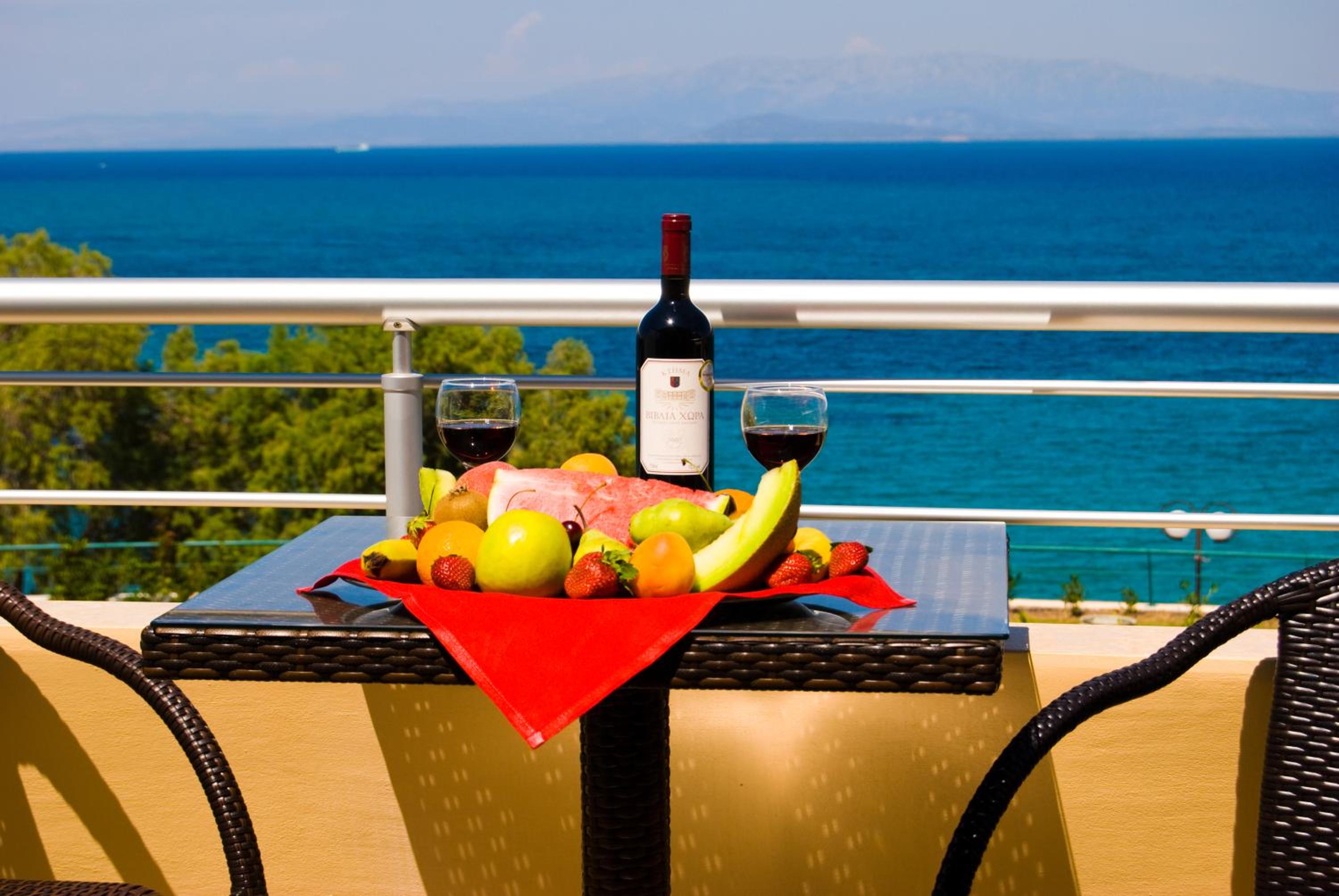 One-Bedroom Apartment with Side Sea View - Photo 5