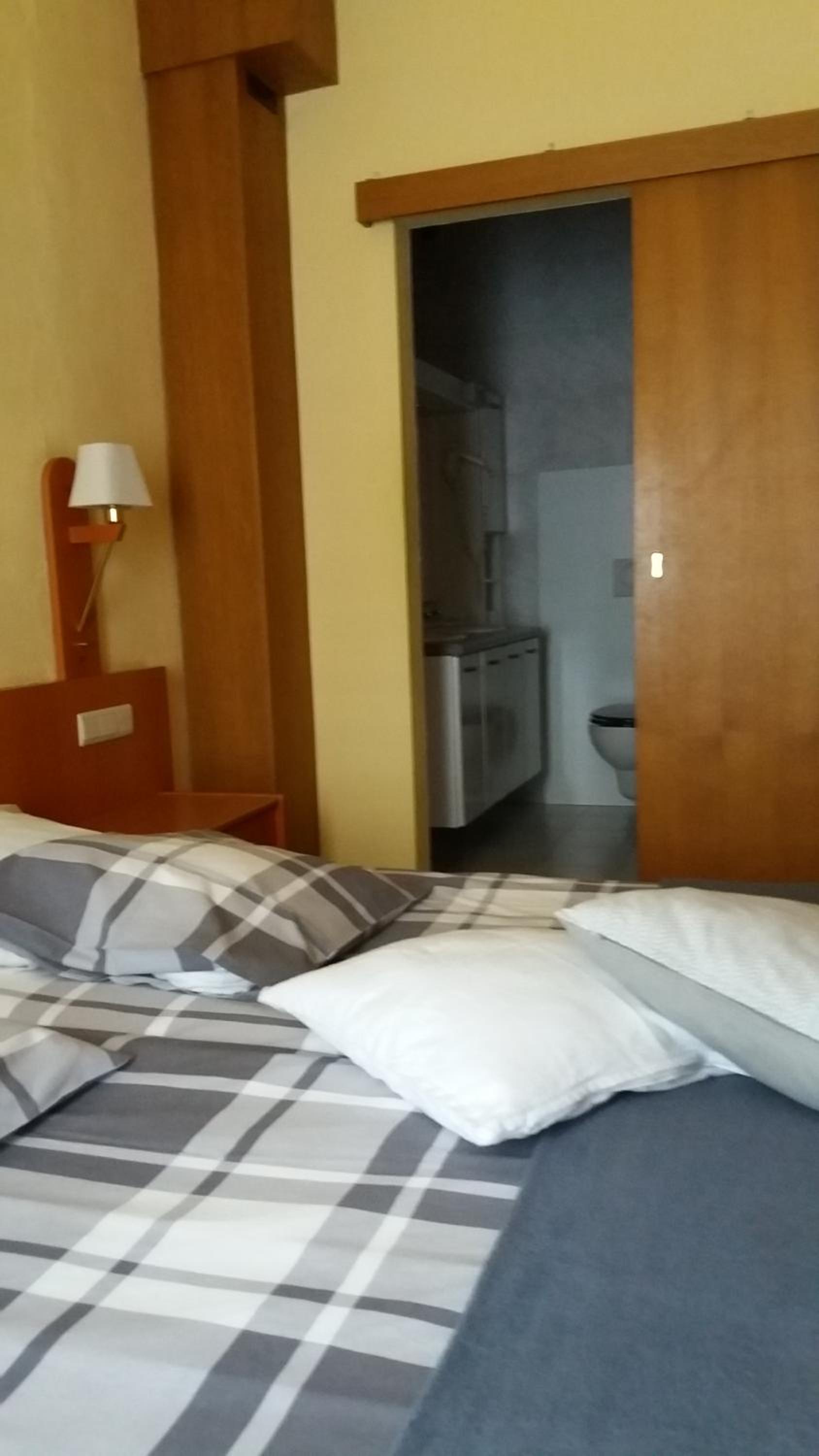 Standard Double Room - Photo 8