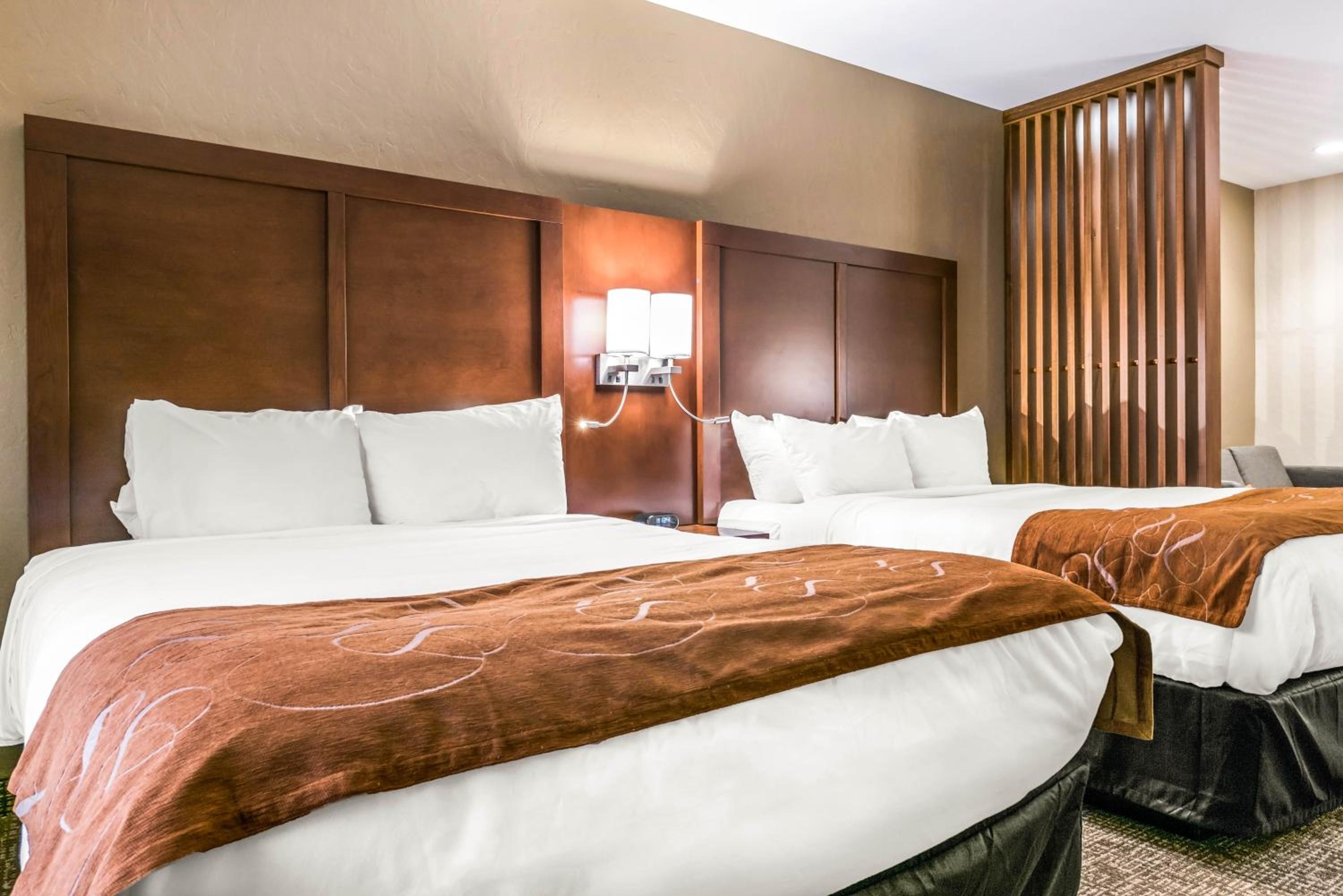 Queen Suite with Two Queen Beds - Photo 2