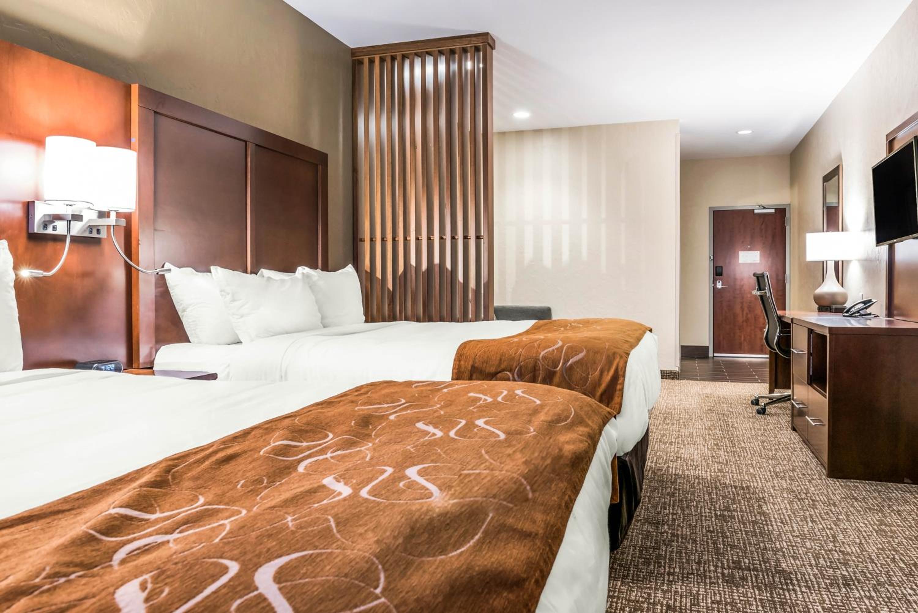 Queen Suite with Two Queen Beds - Photo 3