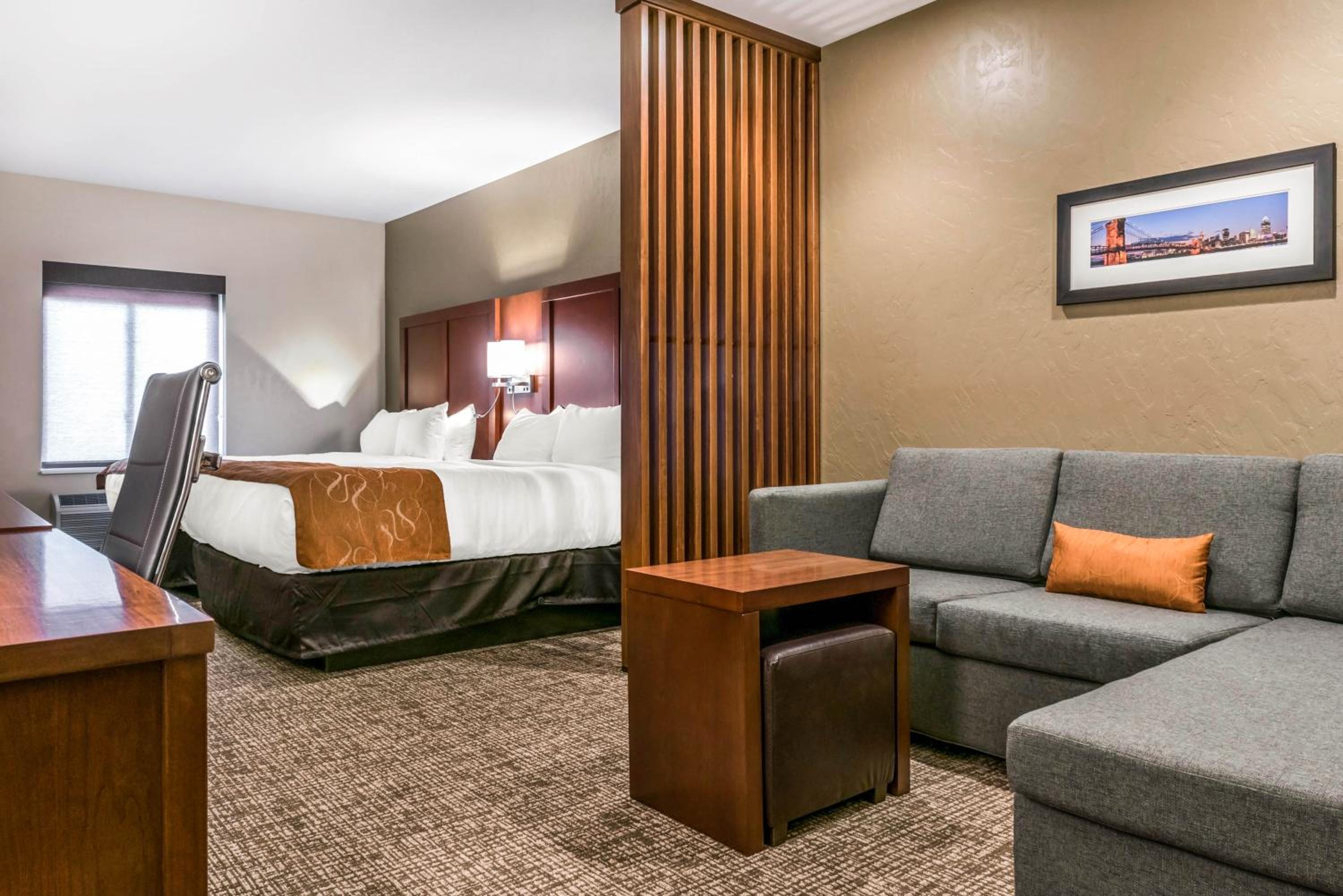 Queen Suite with Two Queen Beds - Photo 6