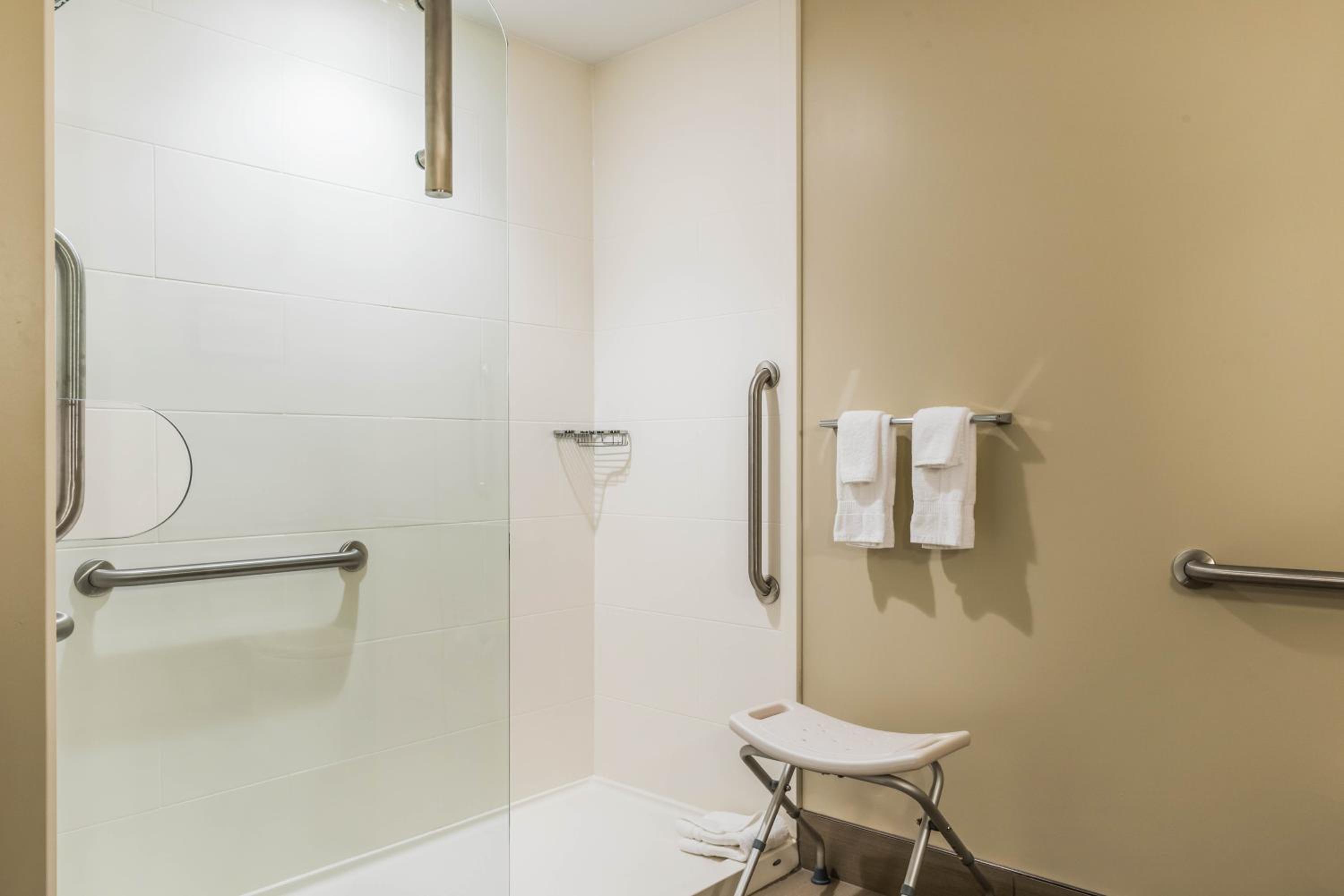King Suite - Accessible/Non-Smoking - Photo 6