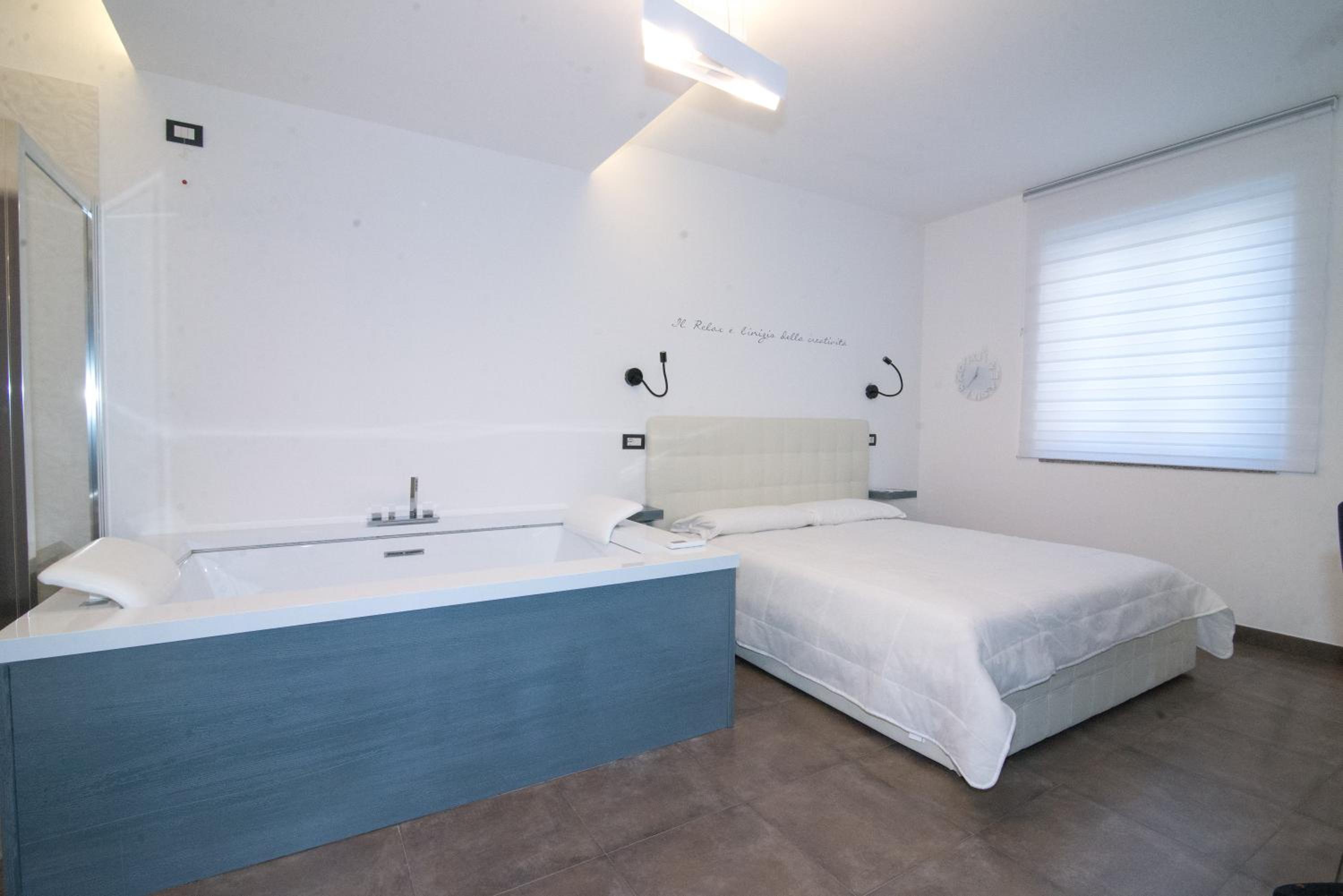 King Room with Spa Bath - Photo 3