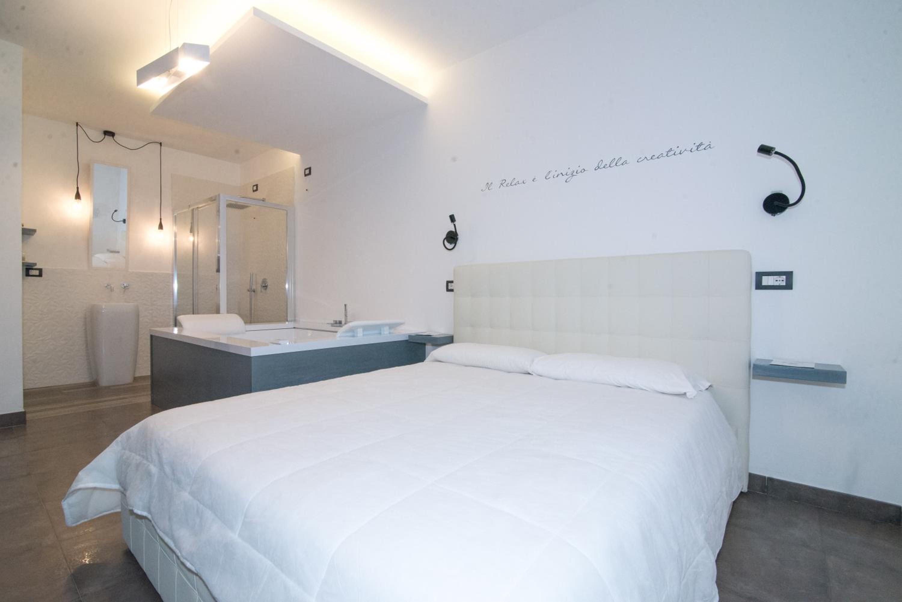 King Room with Spa Bath - Photo 8