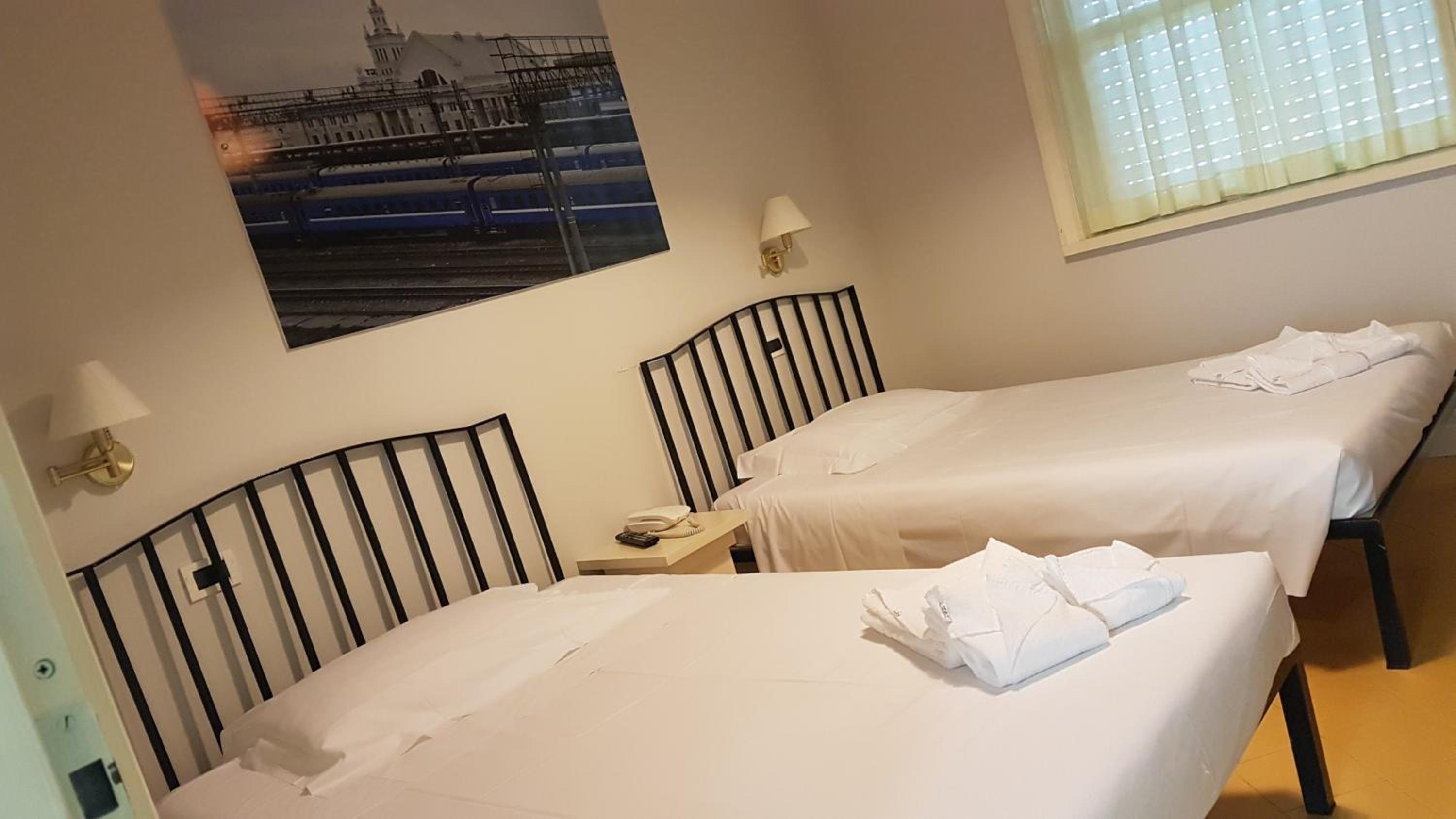 Standard Double or Twin Room - Photo 9