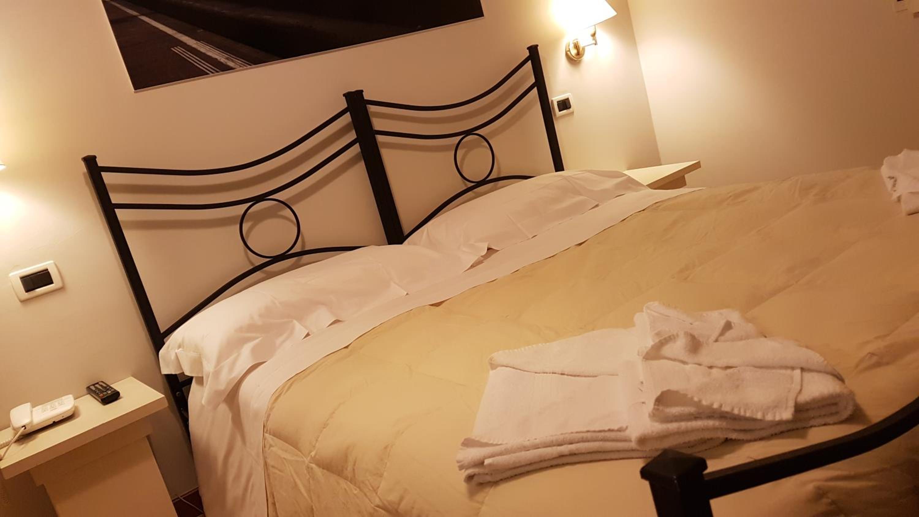 Standard Double or Twin Room - Photo 2
