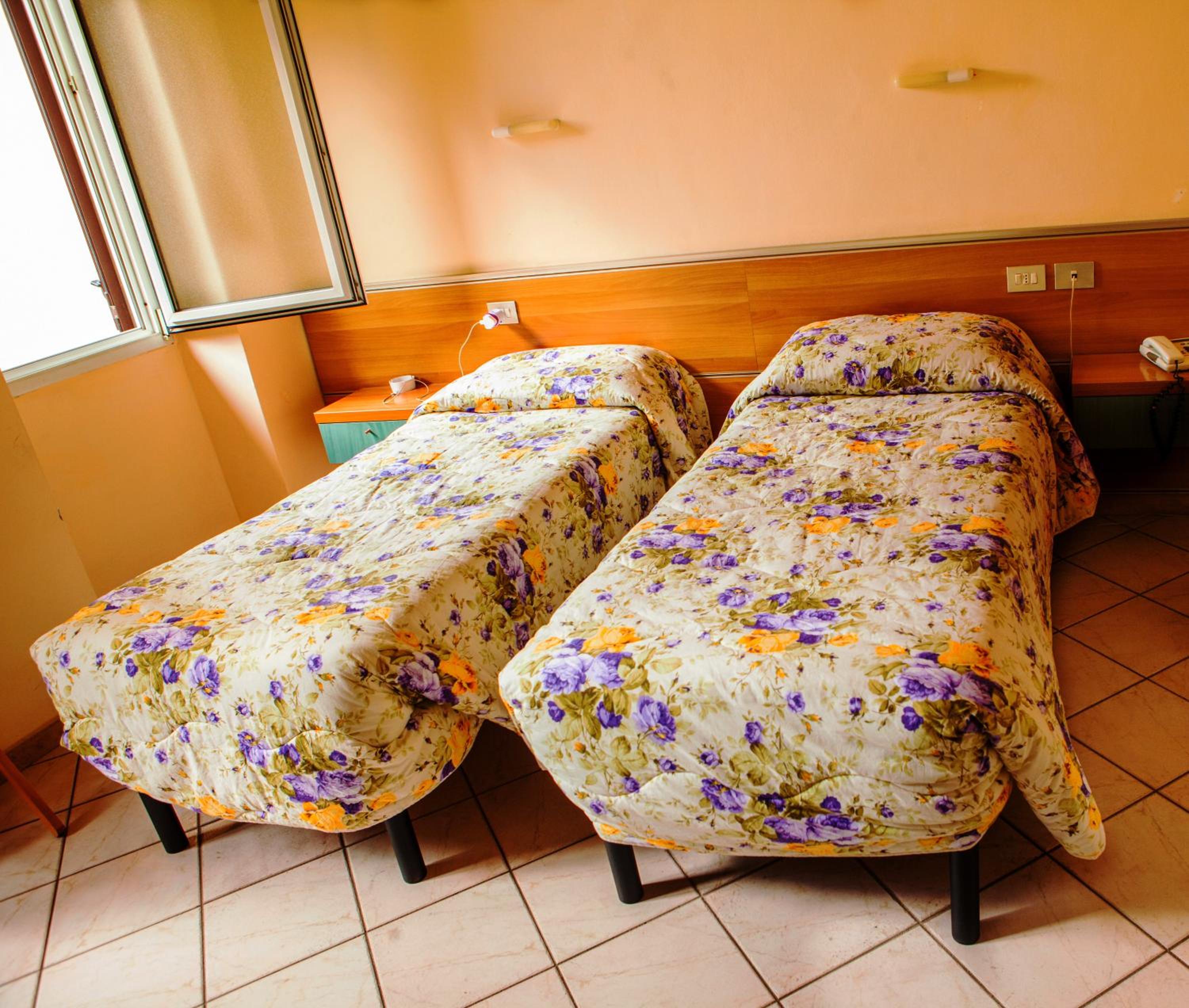 Standard Twin Room thumbnail 5