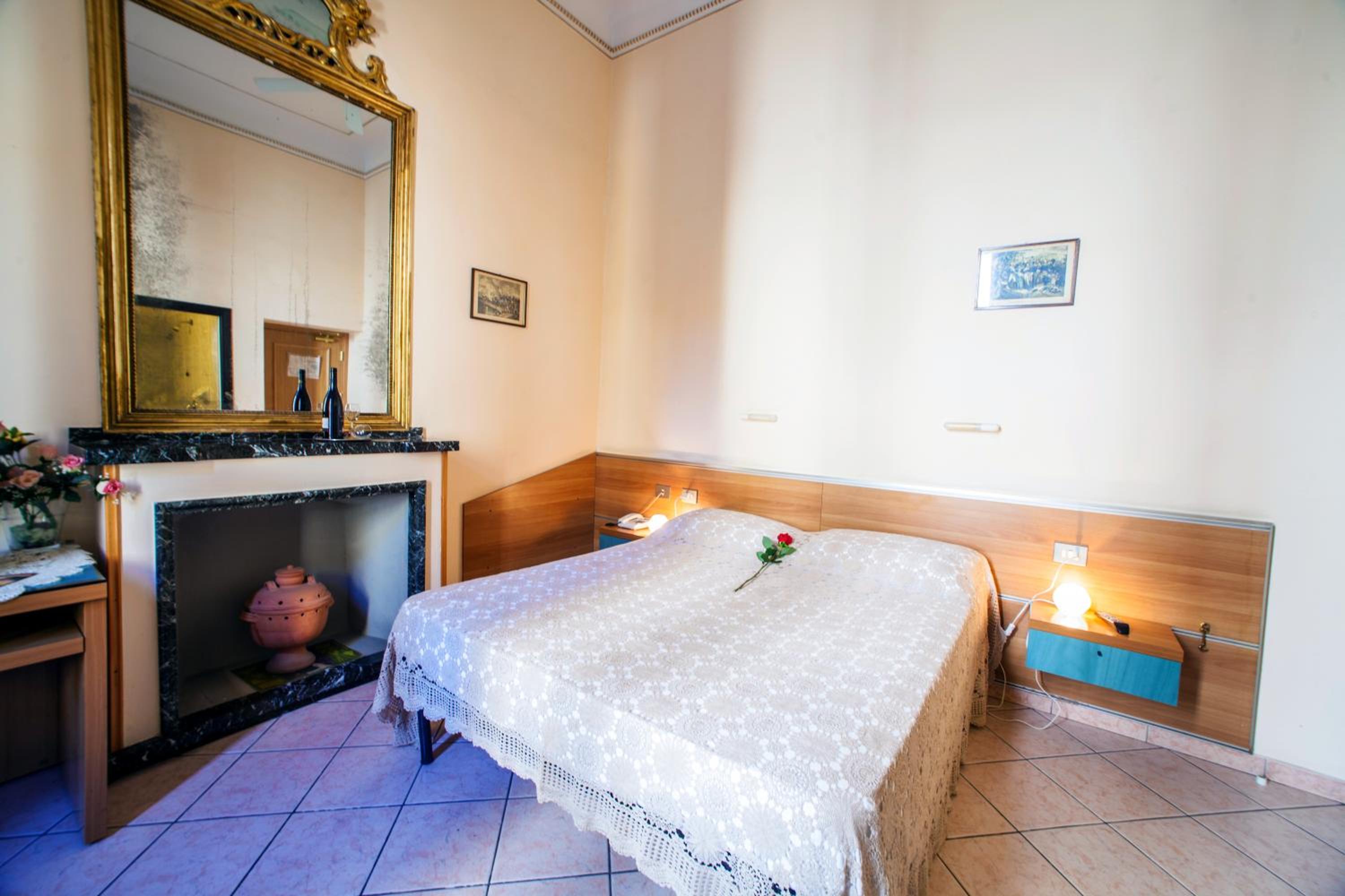 Double Room - Photo 7