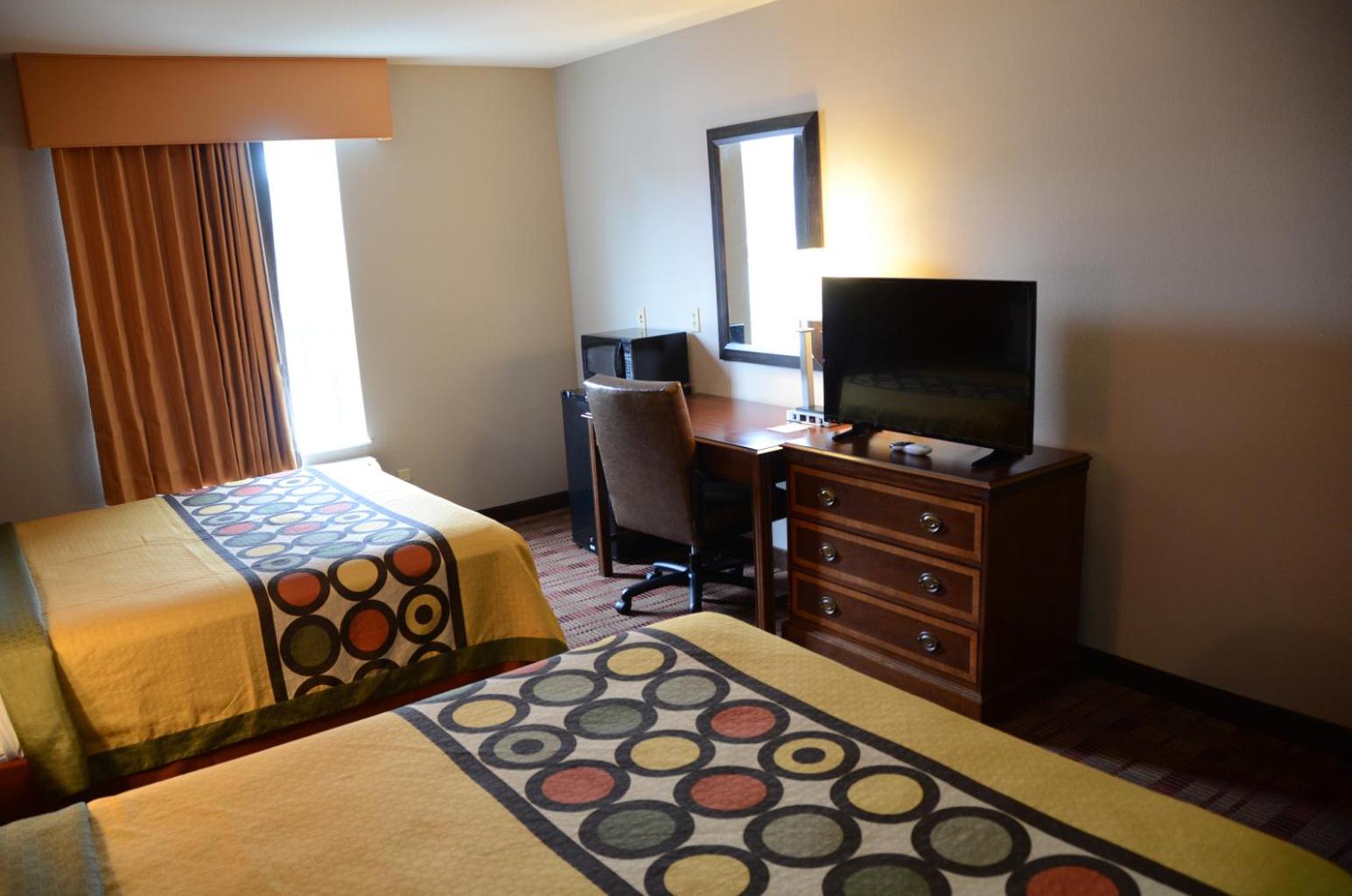 Queen Room with Two Queen Beds - Non-Smoking - Photo 3