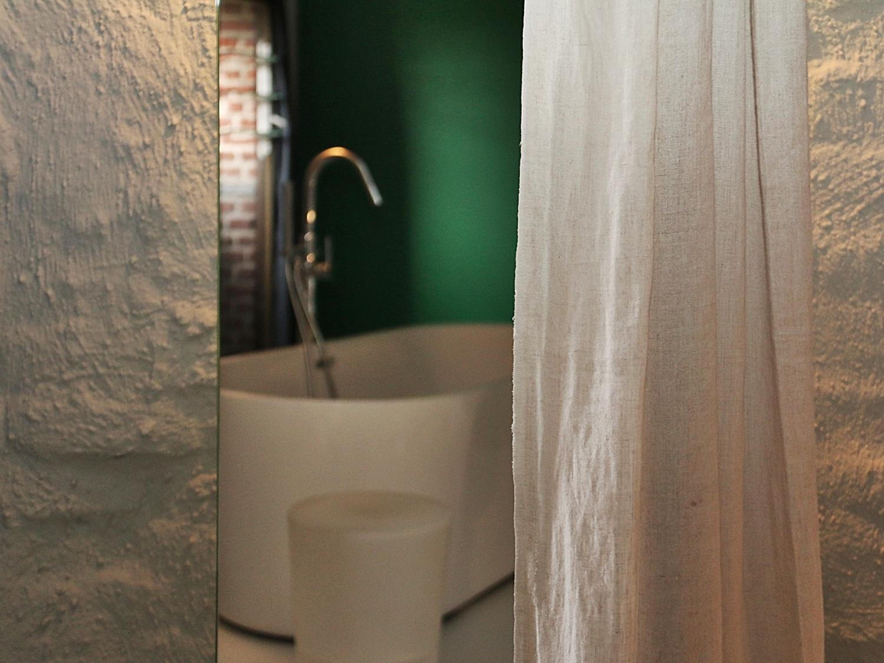 Deluxe Double Room with Private Bathroom - Photo 5