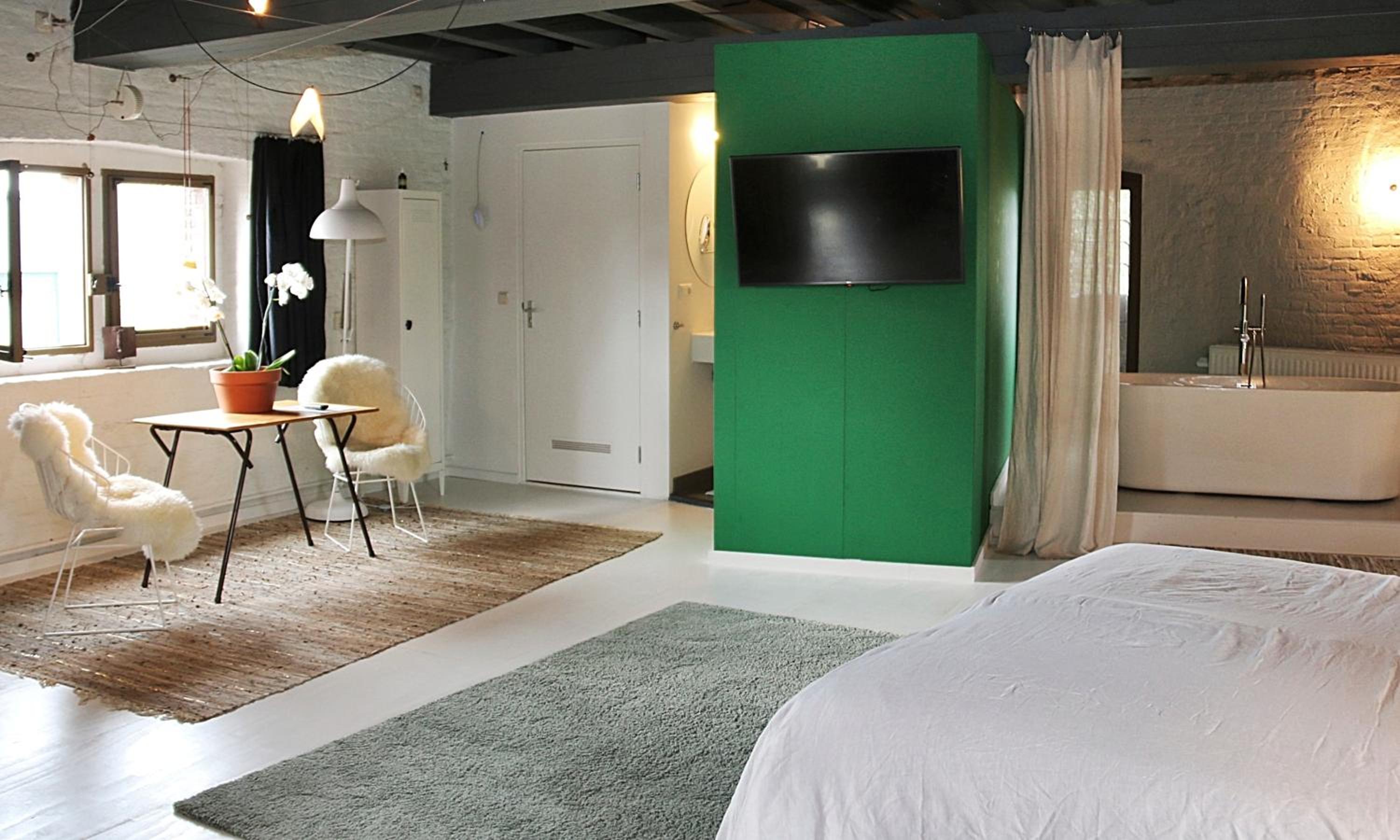 Deluxe Double Room with Private Bathroom - Photo 12