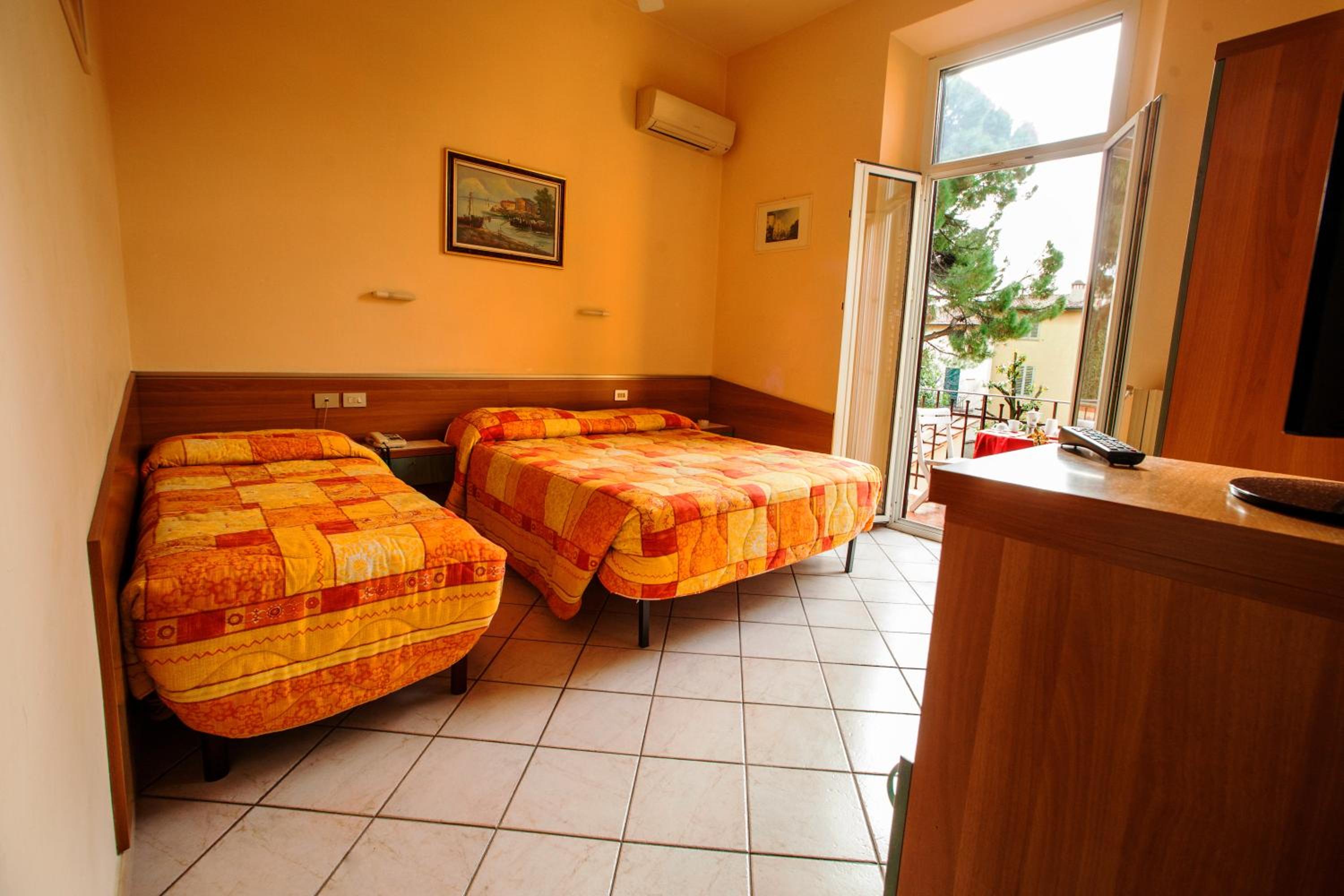 Triple Room with Balcony - Photo 9