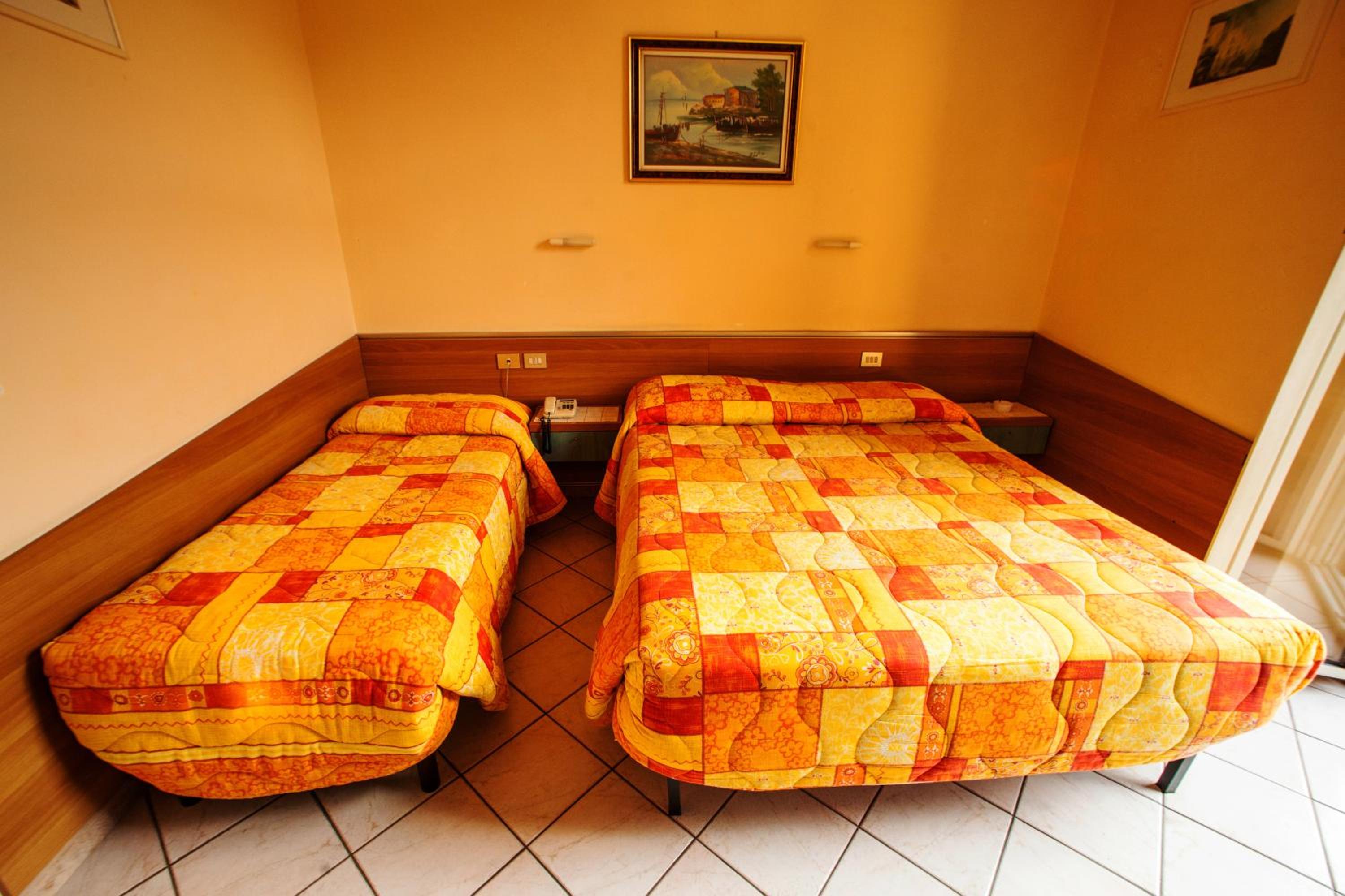 Triple Room with Balcony - Photo 7